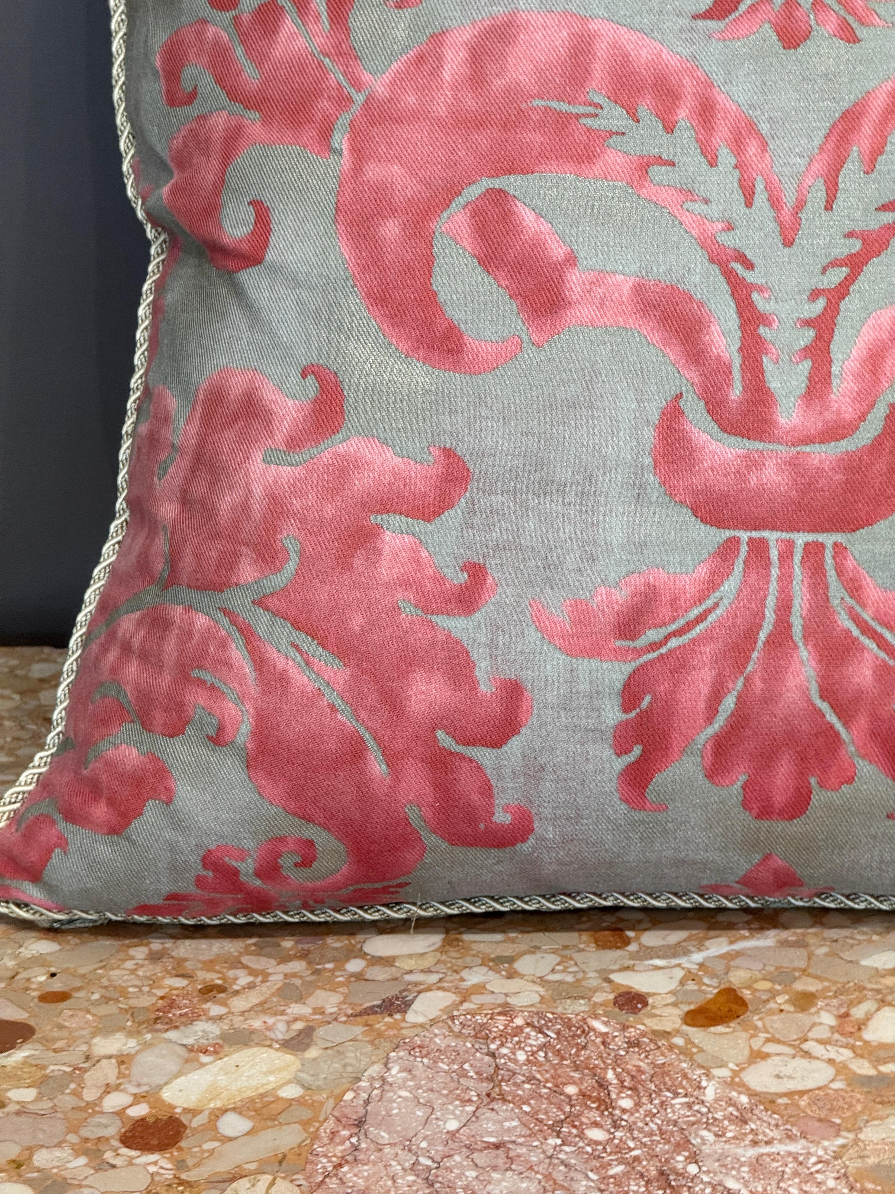 Paire d'oreillers en duvet personnalisés Fortuny en vente 1