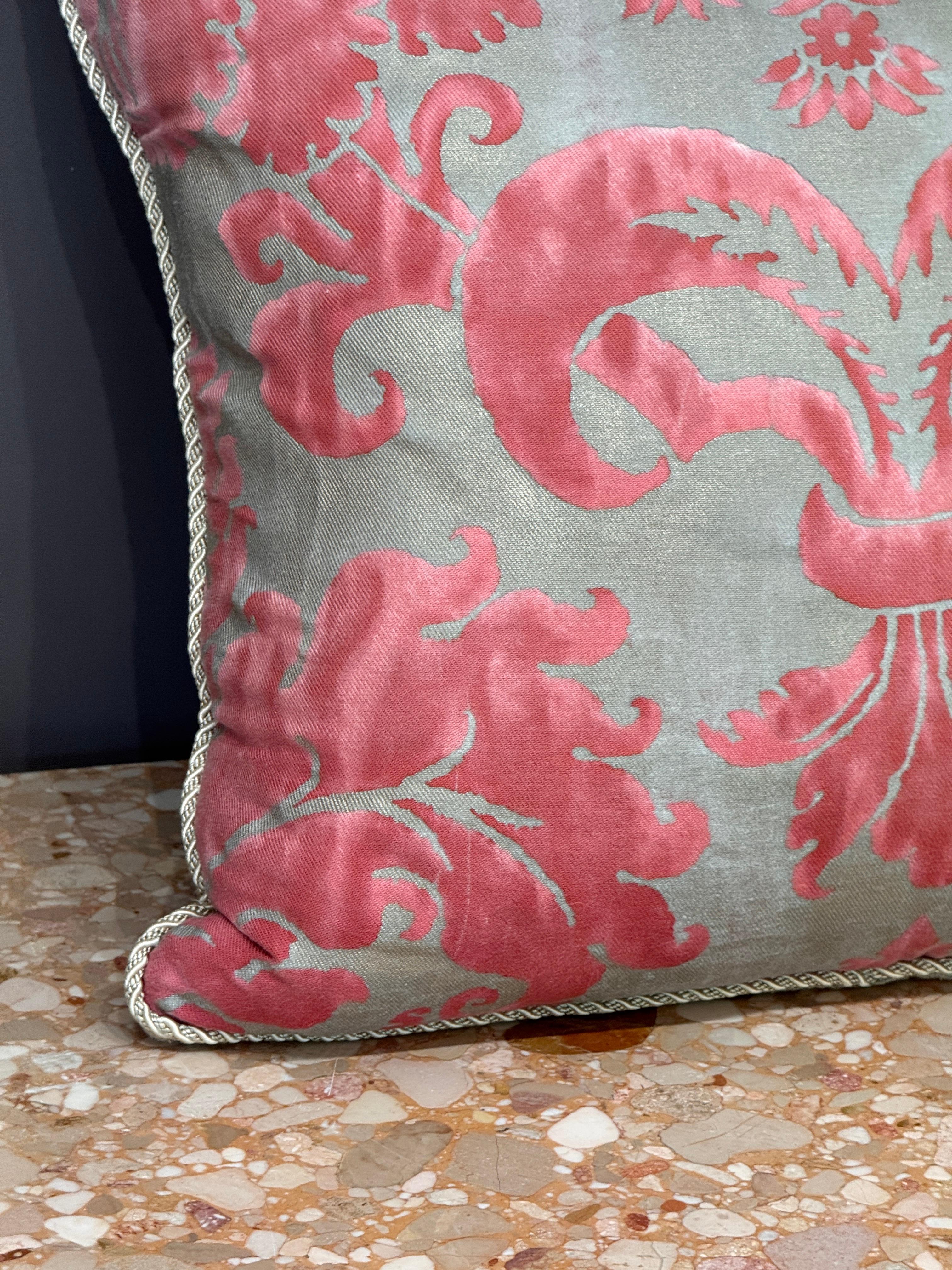 Paire d'oreillers en duvet personnalisés Fortuny en vente 2