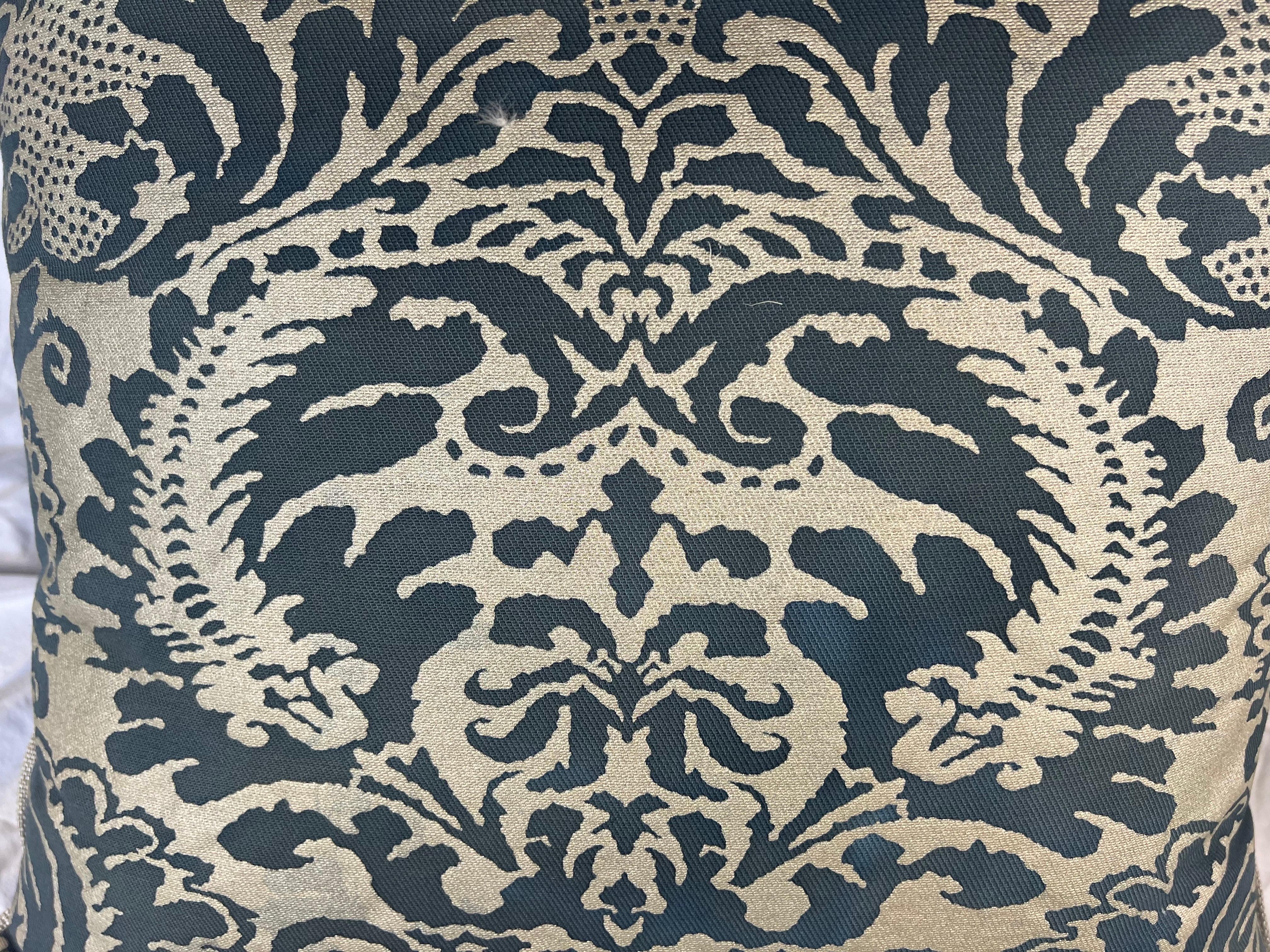 Coppia di cuscini in tessuto Fortuny personalizzati con una ricca colorazione blu navy e oro argentato.  Il disegno è caratterizzato da pennacchi e foglie d'acanto.  Dorso in lino di colore neutro, dettaglio in Corde, chiusura con cerniera.