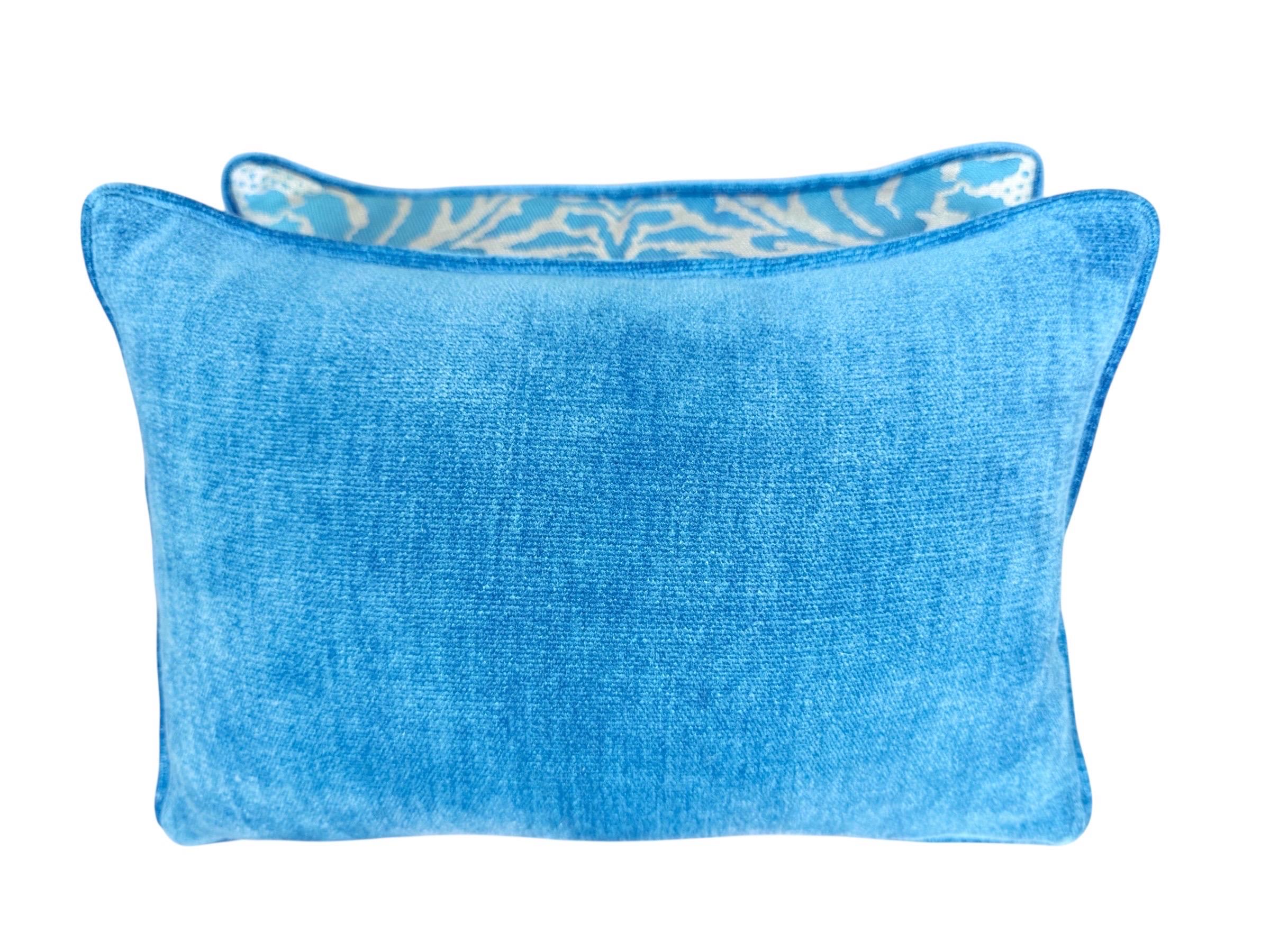 Una raffinata coppia di cuscini decorativi realizzati con l'autentico tessuto Fortuny, stampato a mano a Venezia con le leggendarie tecniche di Mariano Fortuny. Il design è caratterizzato da foglie d'acanto che scorrono e fiori stilizzati in un