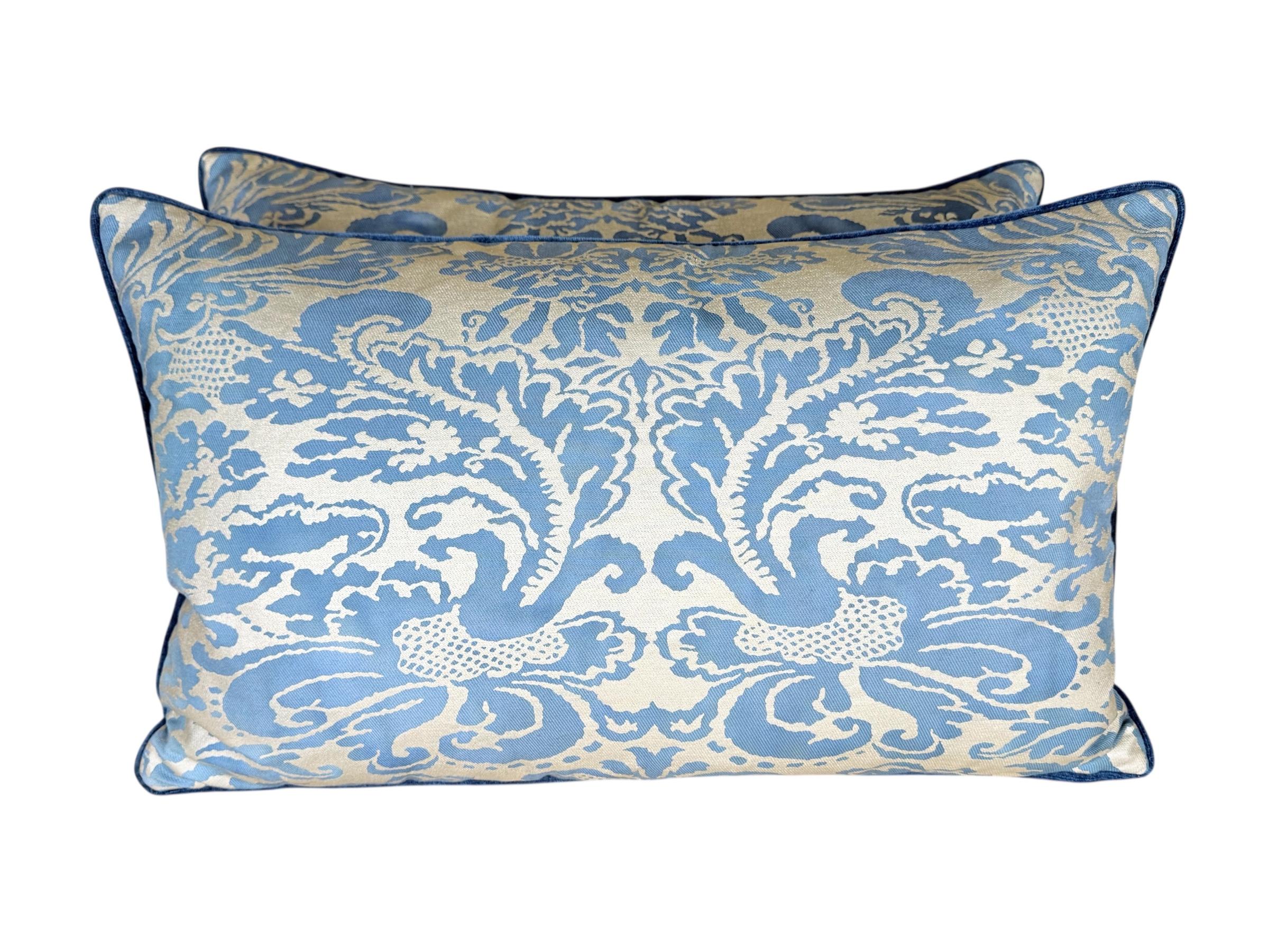 Americano Coppia di cuscini tessili Fortuny personalizzati in blu con retro in velluto in vendita