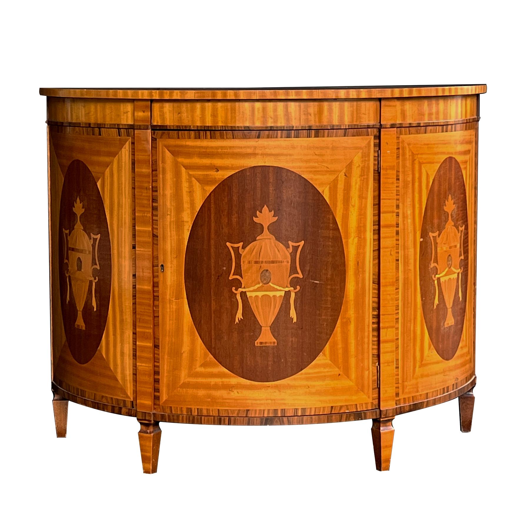 Ein Paar maßgefertigte Demilunenschränke aus Seidenholz und Mahagoni im George-III-Stil im Zustand „Gut“ im Angebot in San Francisco, CA