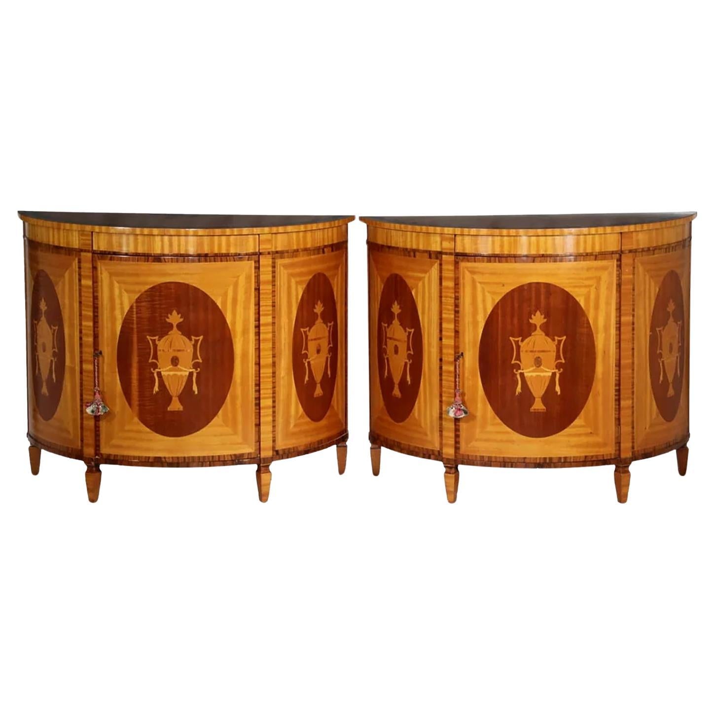 Ein Paar maßgefertigte Demilunenschränke aus Seidenholz und Mahagoni im George-III-Stil im Angebot