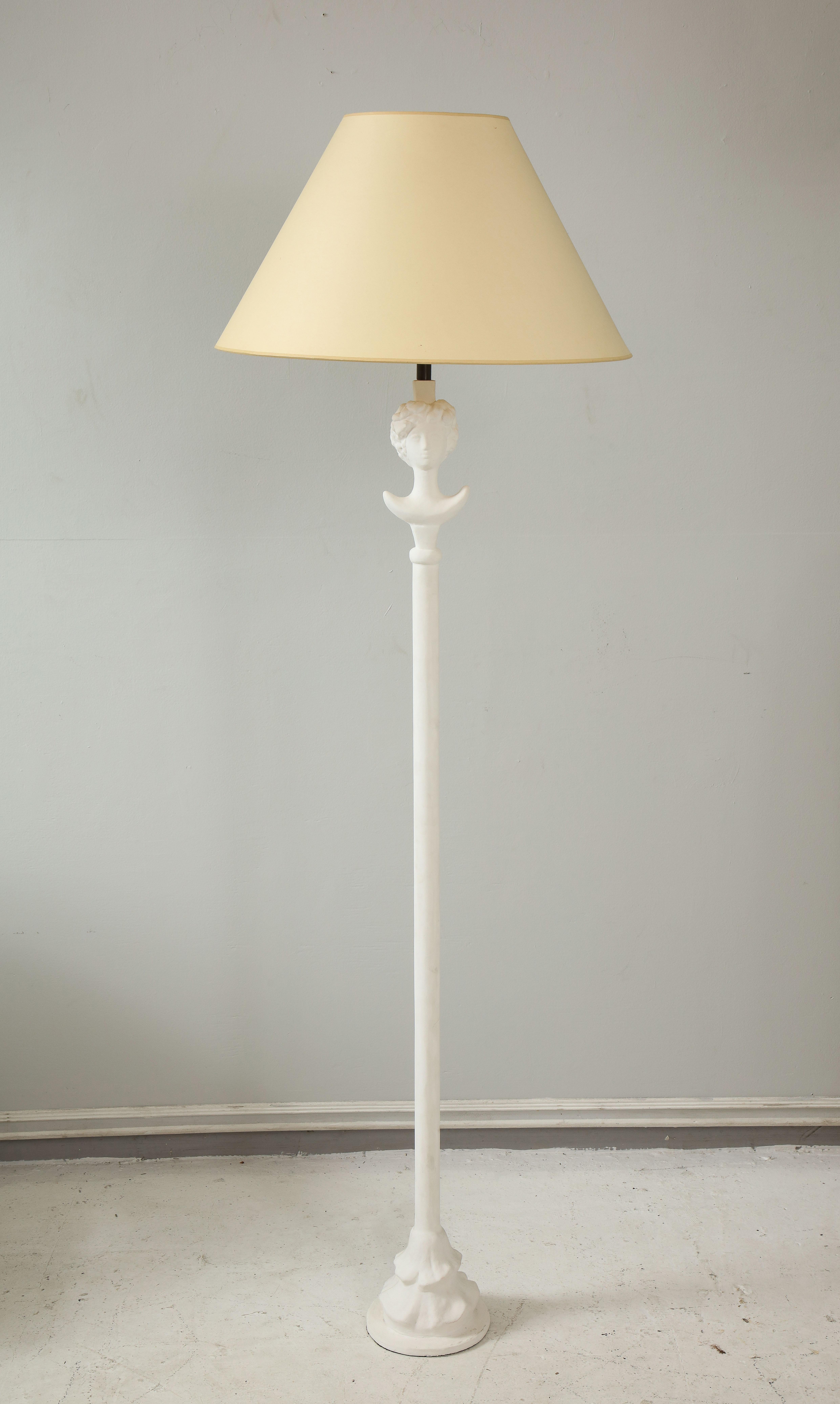 Coppia di lampade da terra in gesso personalizzate Gio. Queste lampade sono personalizzabili
- possono essere realizzati in diverse dimensioni. I tempi di consegna sono di 8-10 settimane.
Un paio è disponibile in magazzino.