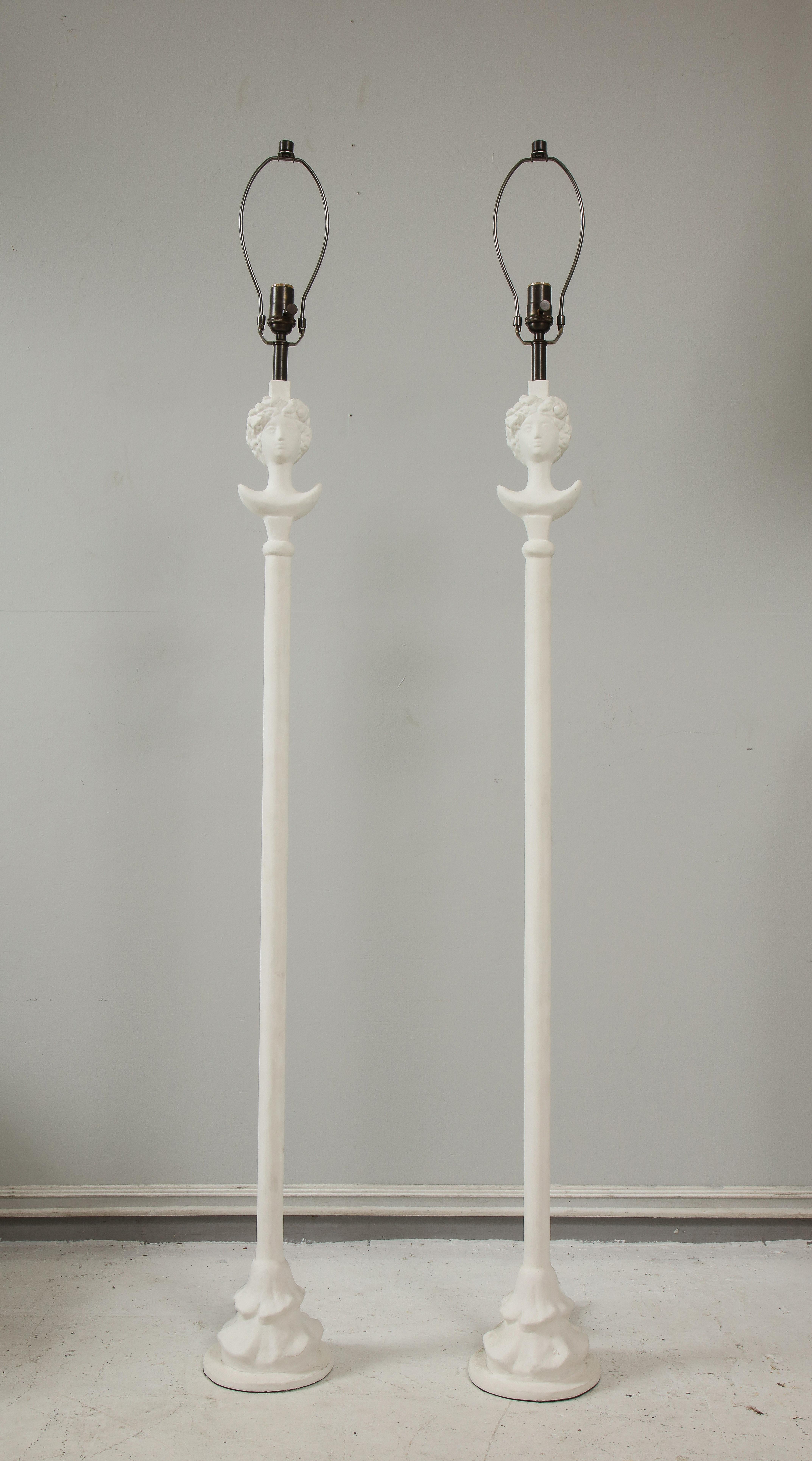Moderno Coppia di lampade da terra in gesso personalizzate Gio in vendita