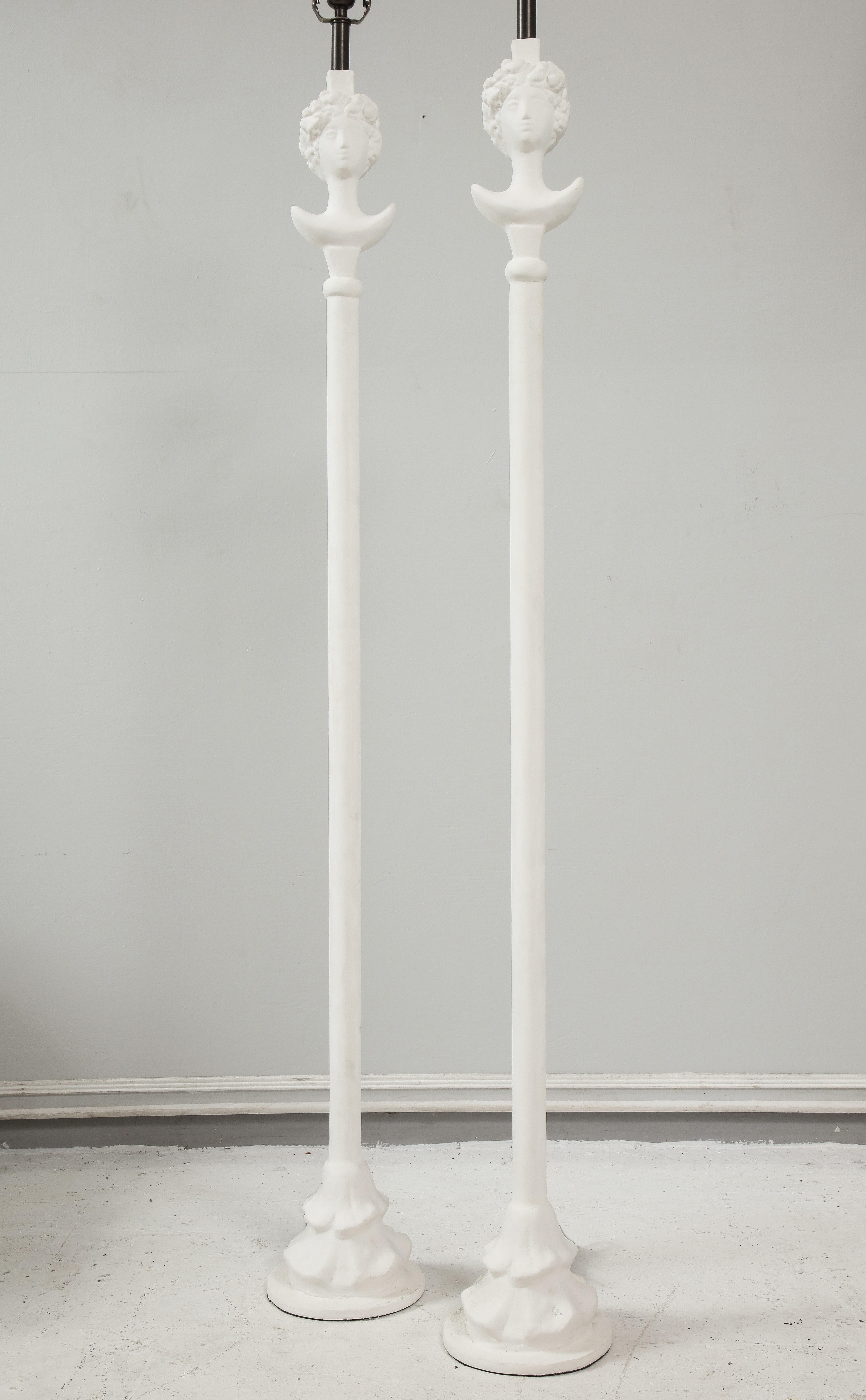 Coppia di lampade da terra in gesso personalizzate Gio in vendita 2
