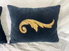 Coppia di cuscini personalizzati con applicazioni metalliche dorate di MLA