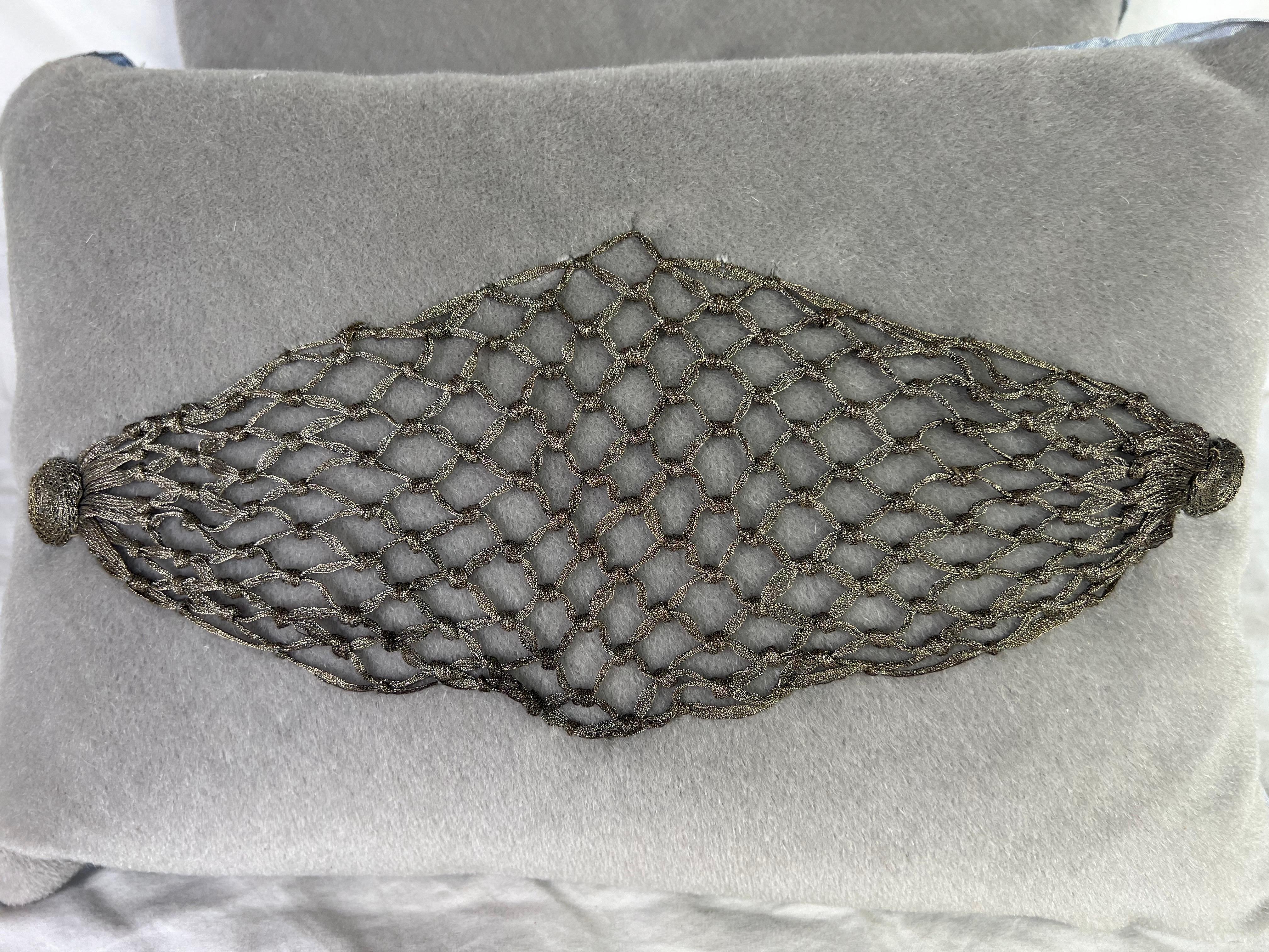 Altro Coppia di cuscini personalizzati in mohair grigio e pizzo metallico in vendita