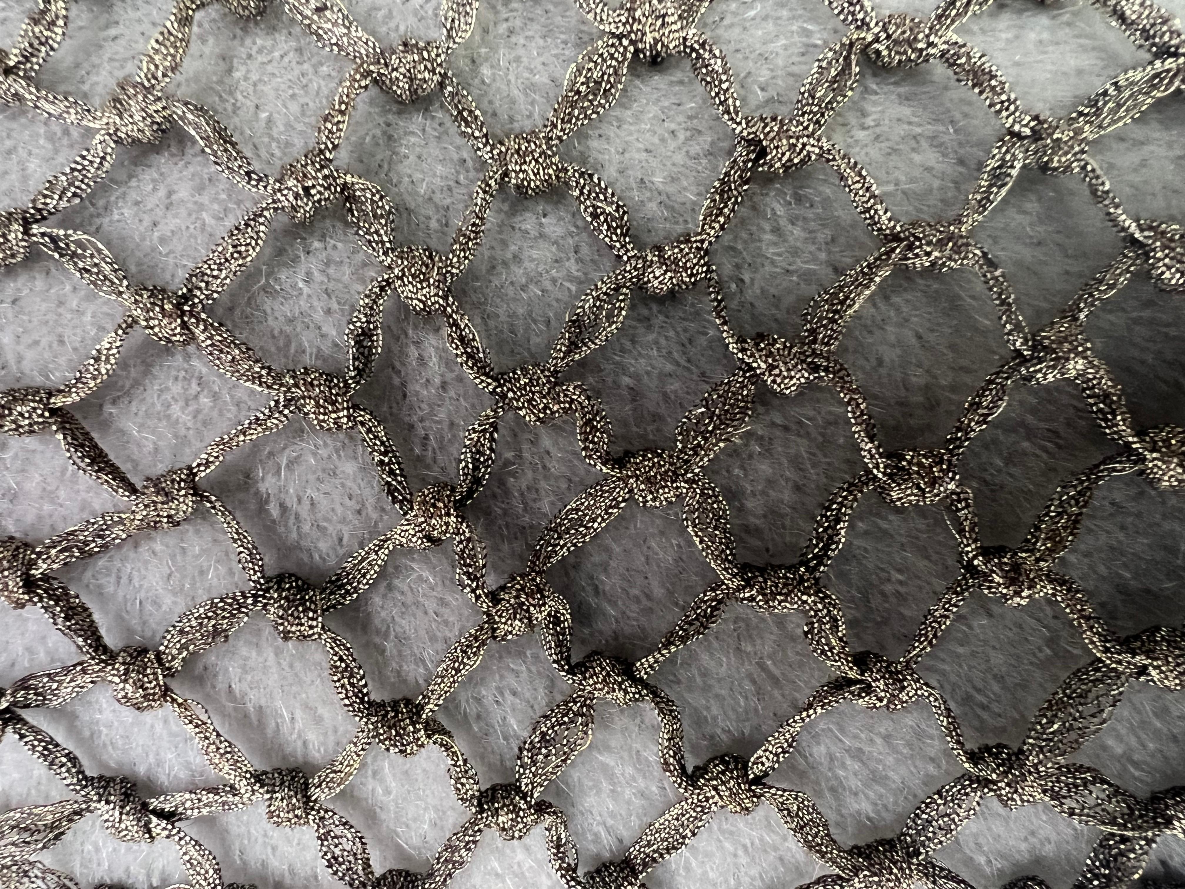 Coppia di cuscini personalizzati in mohair grigio e pizzo metallico In condizioni Nuovo in vendita a Los Angeles, CA