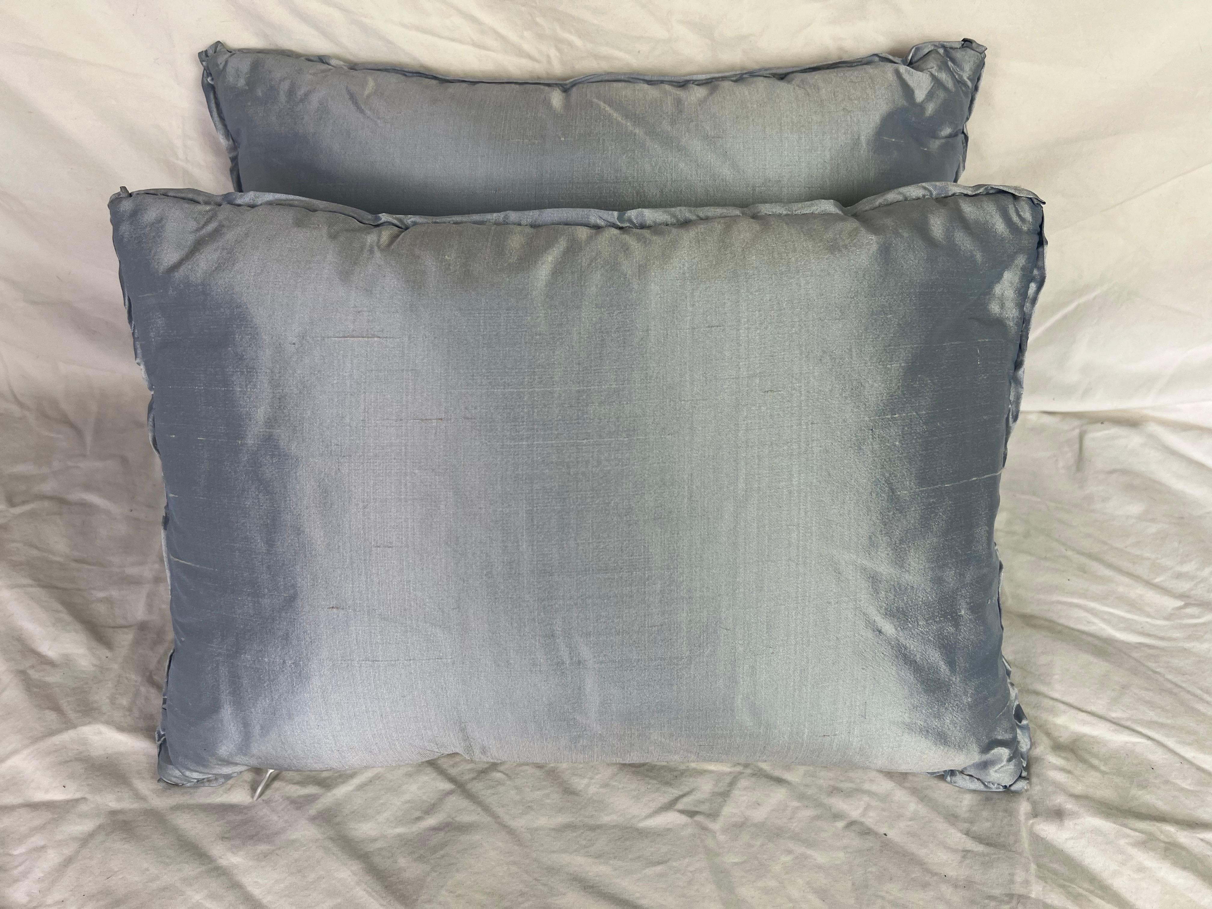 XXI secolo e contemporaneo Coppia di cuscini personalizzati in mohair grigio e pizzo metallico in vendita