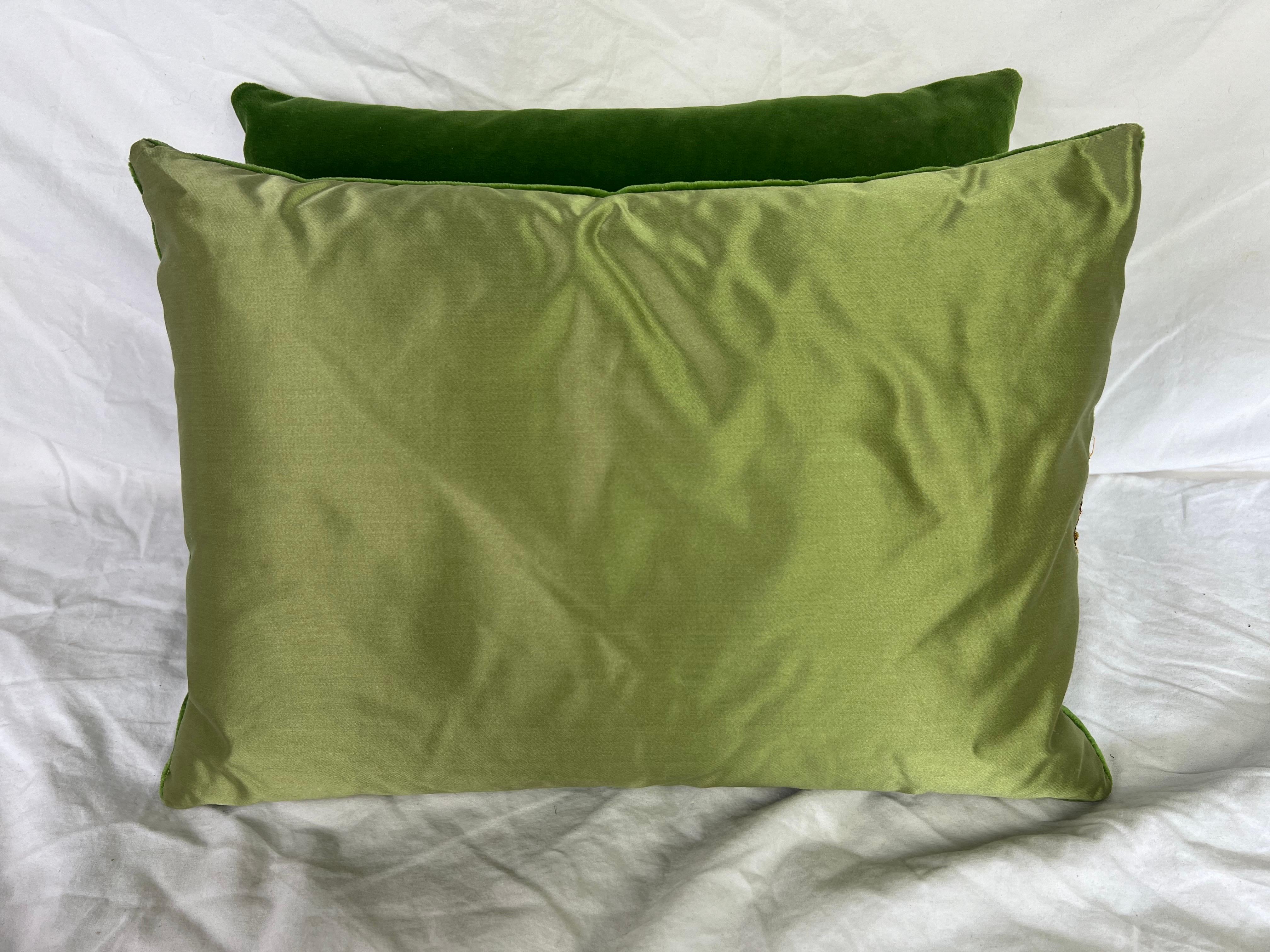 Coppia di cuscini in velluto di seta verde personalizzati da MLA In condizioni Nuovo in vendita a Los Angeles, CA
