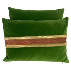 Paire de coussins en velours de soie vert personnalisés par MLA