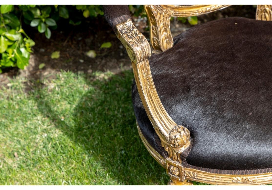 Français Paire de Fauteuils anciens tapissés sur mesure en vente