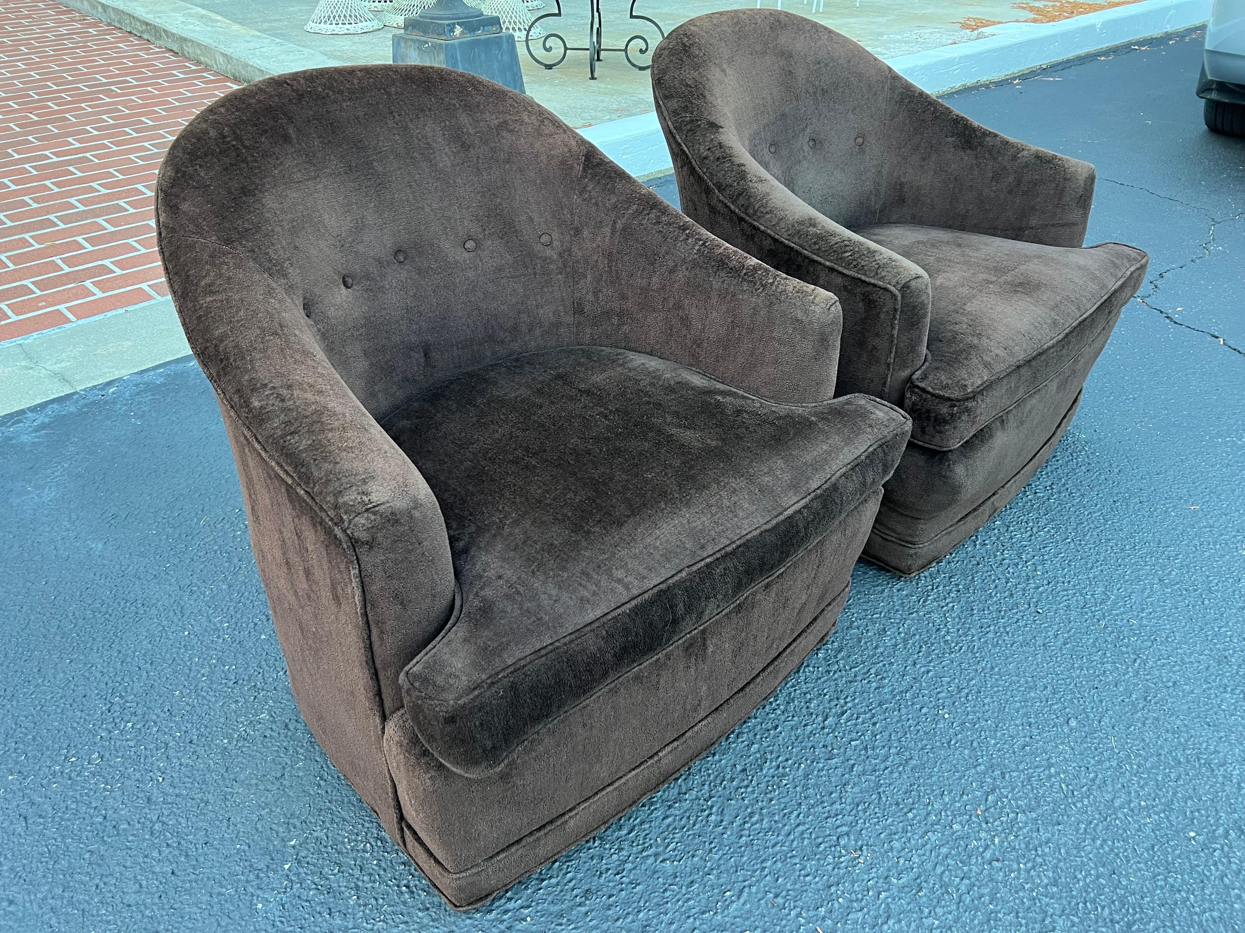 Paire de fauteuils club pivotants haut de gamme fabriqués sur mesure en Brown Bon état - En vente à Redding, CT