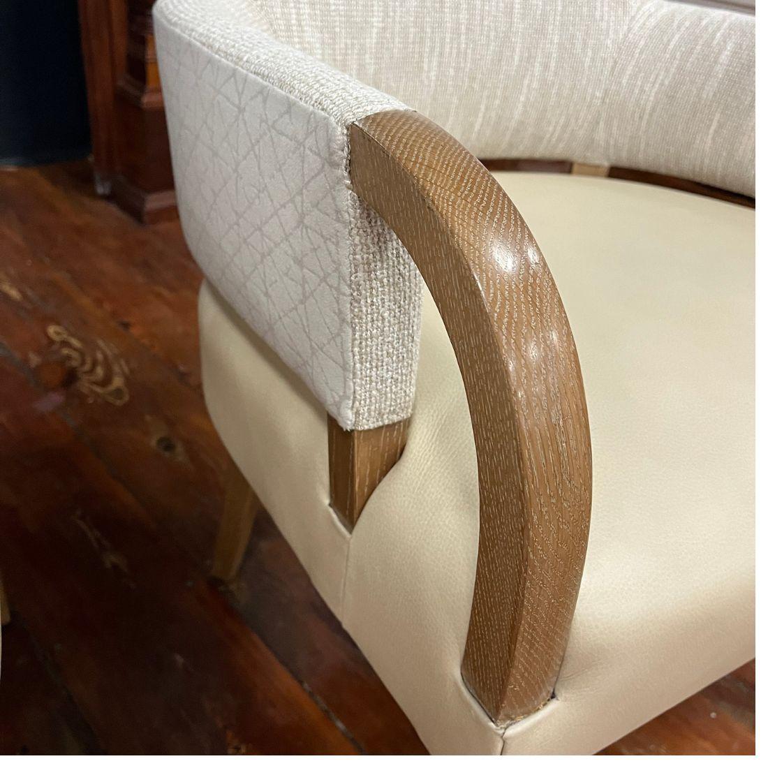 Coppia di poltrone curve Jona personalizzate con sedute in pelle In condizioni buone in vendita a Locust Valley, NY