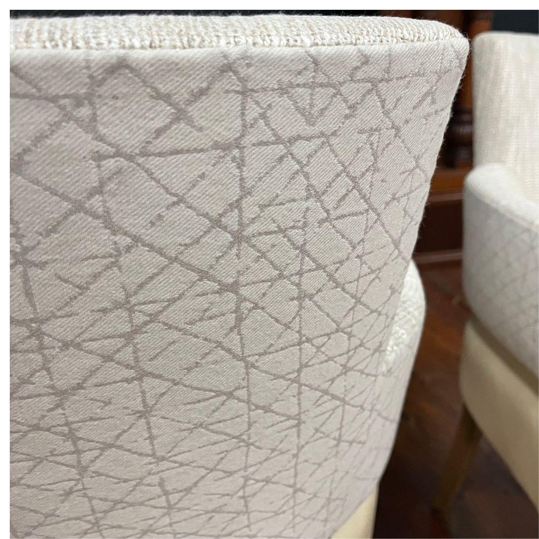 XX secolo Coppia di poltrone curve Jona personalizzate con sedute in pelle in vendita
