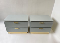 Paire de tables de nuit personnalisées en lin laqué et laiton pour Steve Chase