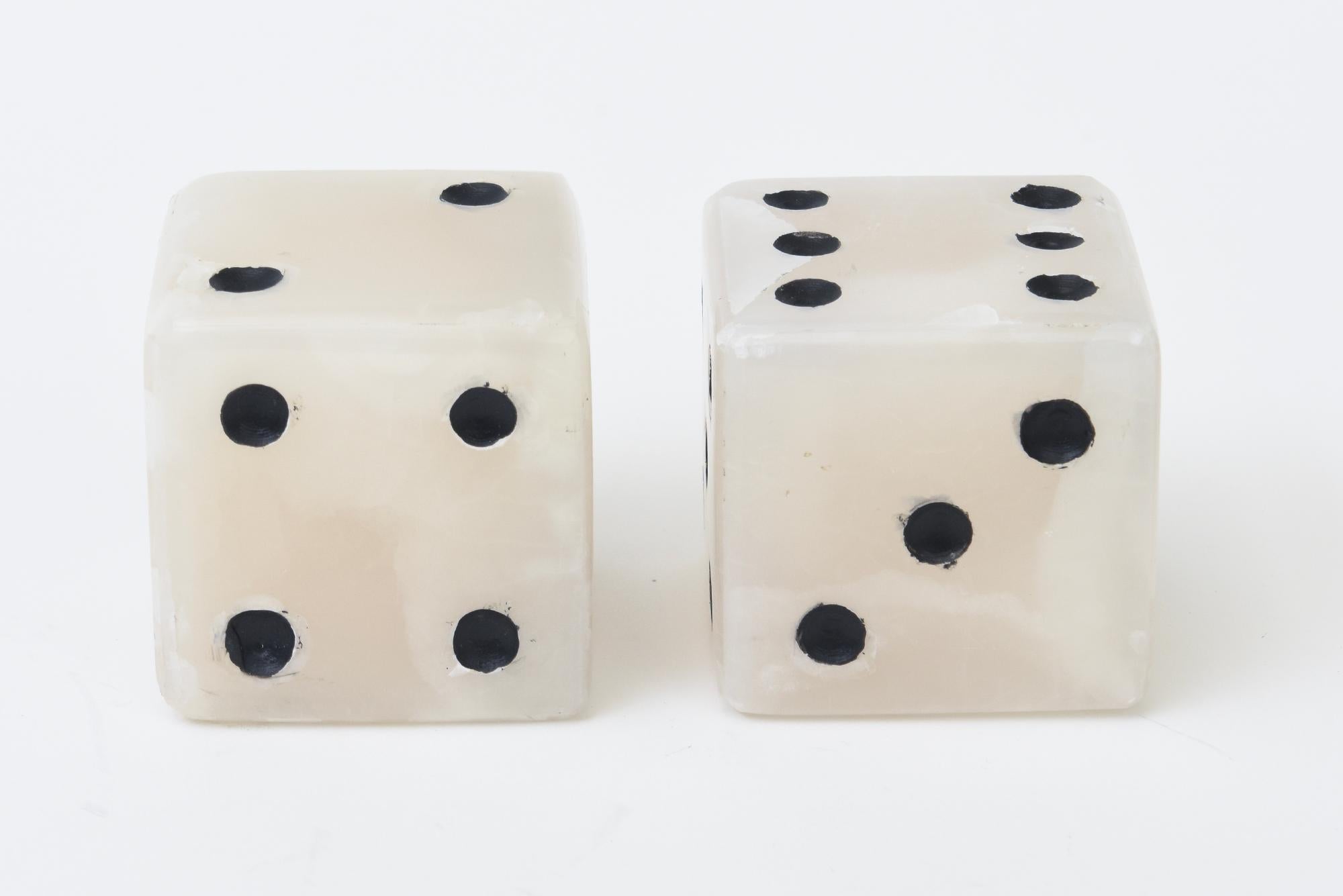 Este par de esculturas o pisapapeles de dados de ónice, de edición limitada personalizada, orgánicos y contemporáneos, son un magnífico accesorio de escritorio o de mesa de cóctel. Proceden de Italia y cada par es diferente y está tallado. A partir