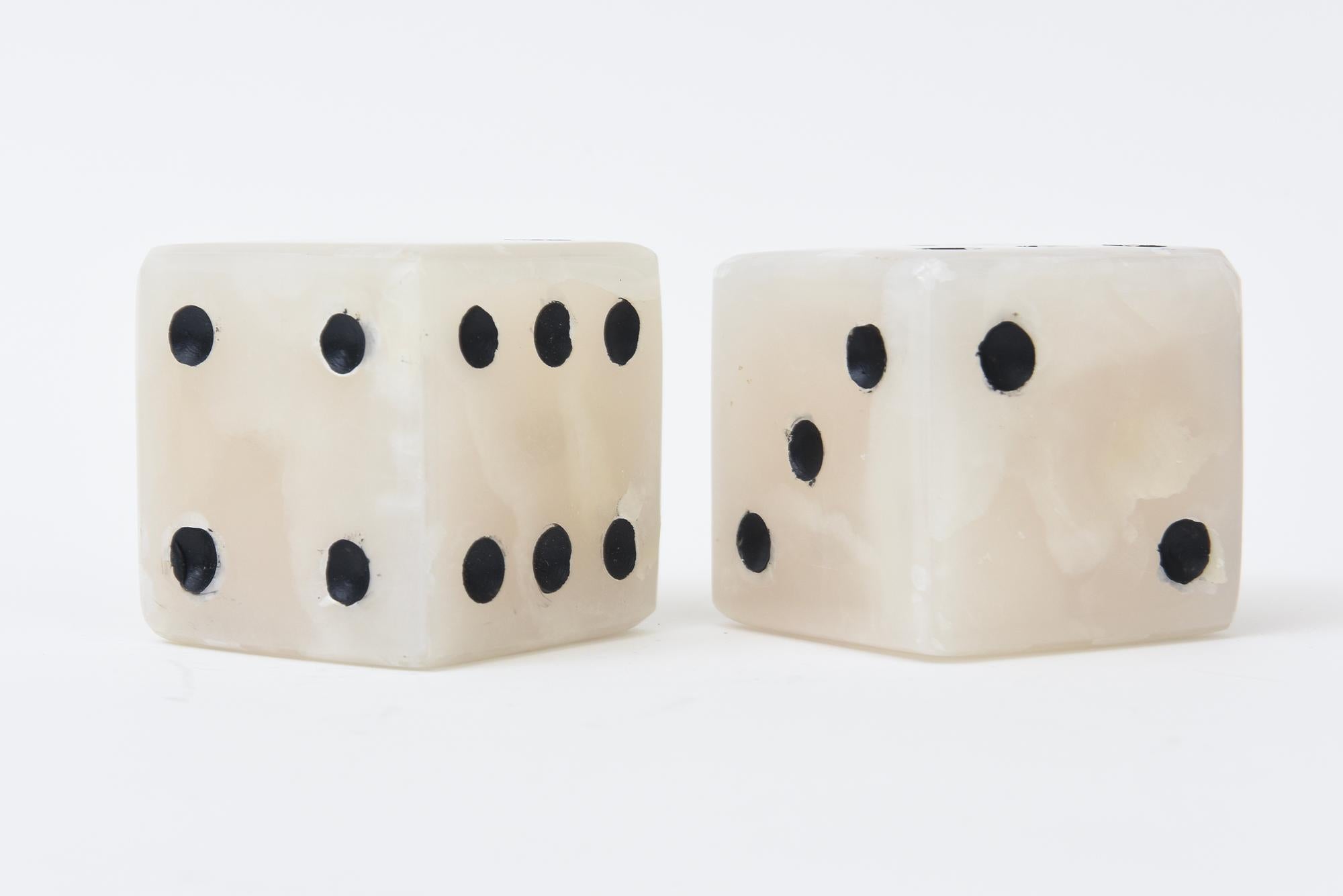 Pareja de Esculturas o Pisapapeles de Dados de Ónice de Edición Limitada Personalizados Italiano en venta