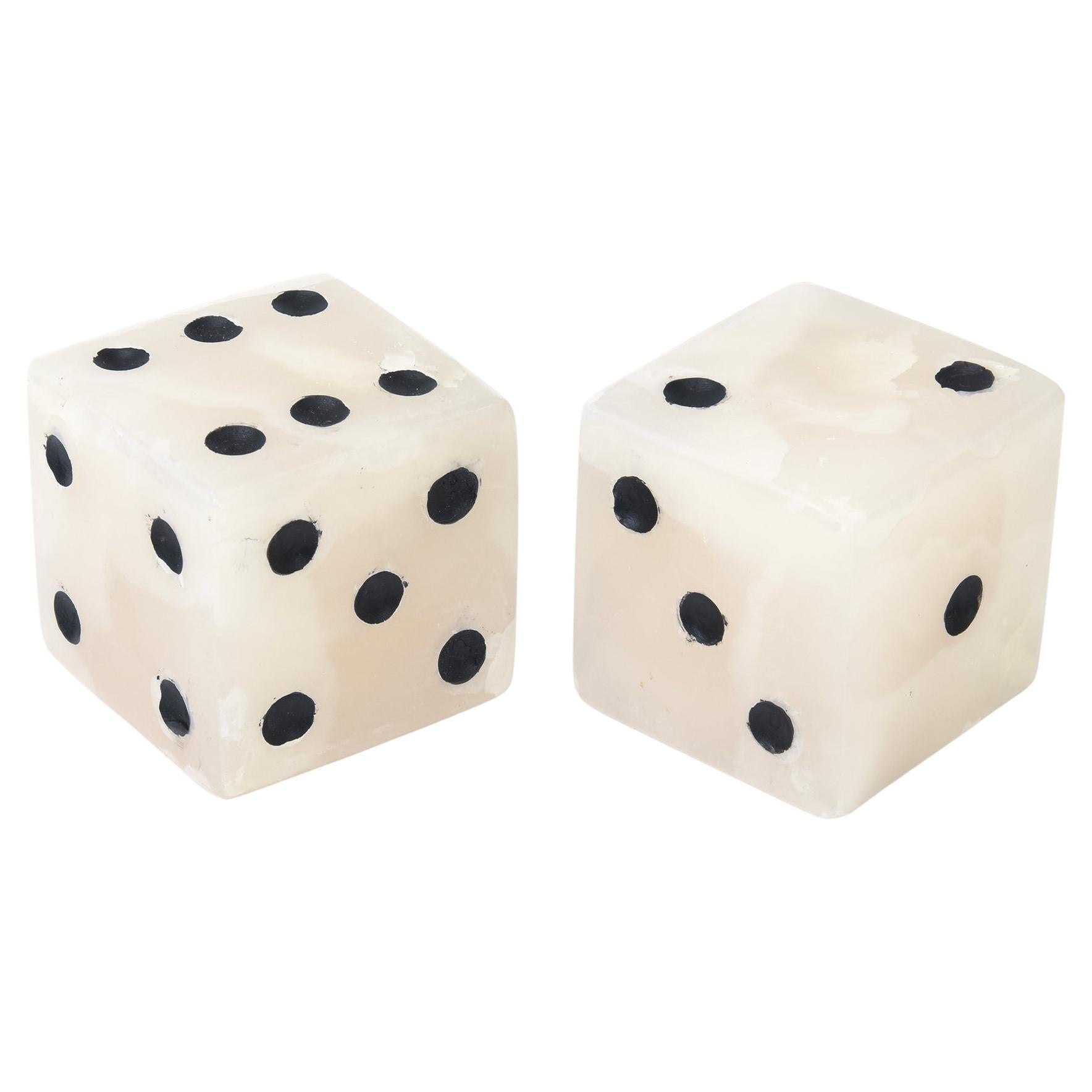 Pareja de Esculturas o Pisapapeles de Dados de Ónice de Edición Limitada Personalizados en venta