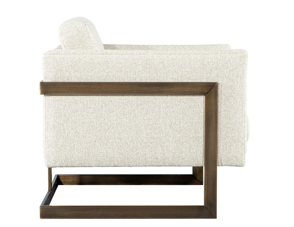 Paire de chaises longues en lin personnalisées avec cadres en laiton vieilli par Carrocel en vente 5