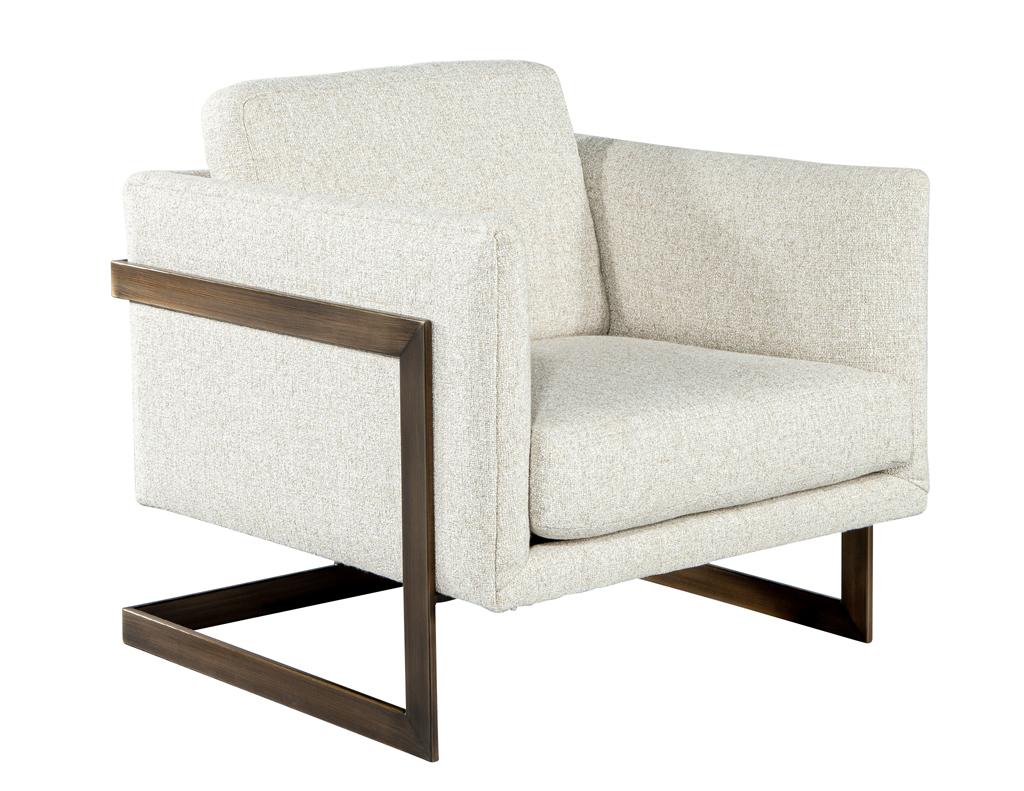 Paire de chaises longues en lin avec armatures en laiton antique par Carrocel. Design/One inspiré par Milo Baughman, nouvellement fabriqué ici au Canada. Rembourré dans un tissu en lin crème texturé et complété par un cadre en métal plaqué laiton