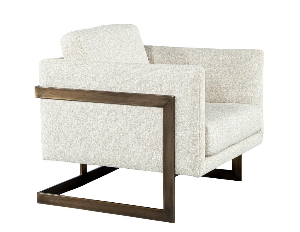 Moderne Paire de chaises longues en lin personnalisées avec cadres en laiton vieilli par Carrocel en vente