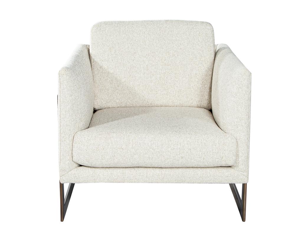Paire de chaises longues en lin personnalisées avec cadres en laiton vieilli par Carrocel Excellent état - En vente à North York, ON