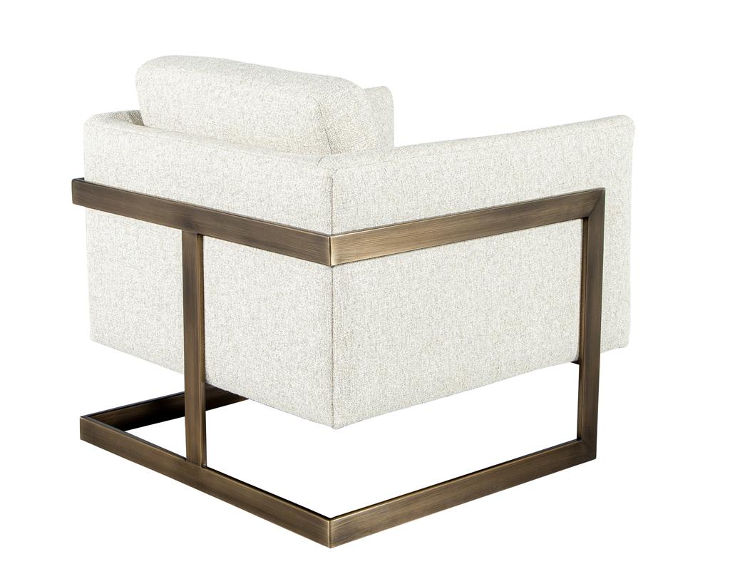 XXIe siècle et contemporain Paire de chaises longues en lin personnalisées avec cadres en laiton vieilli par Carrocel en vente