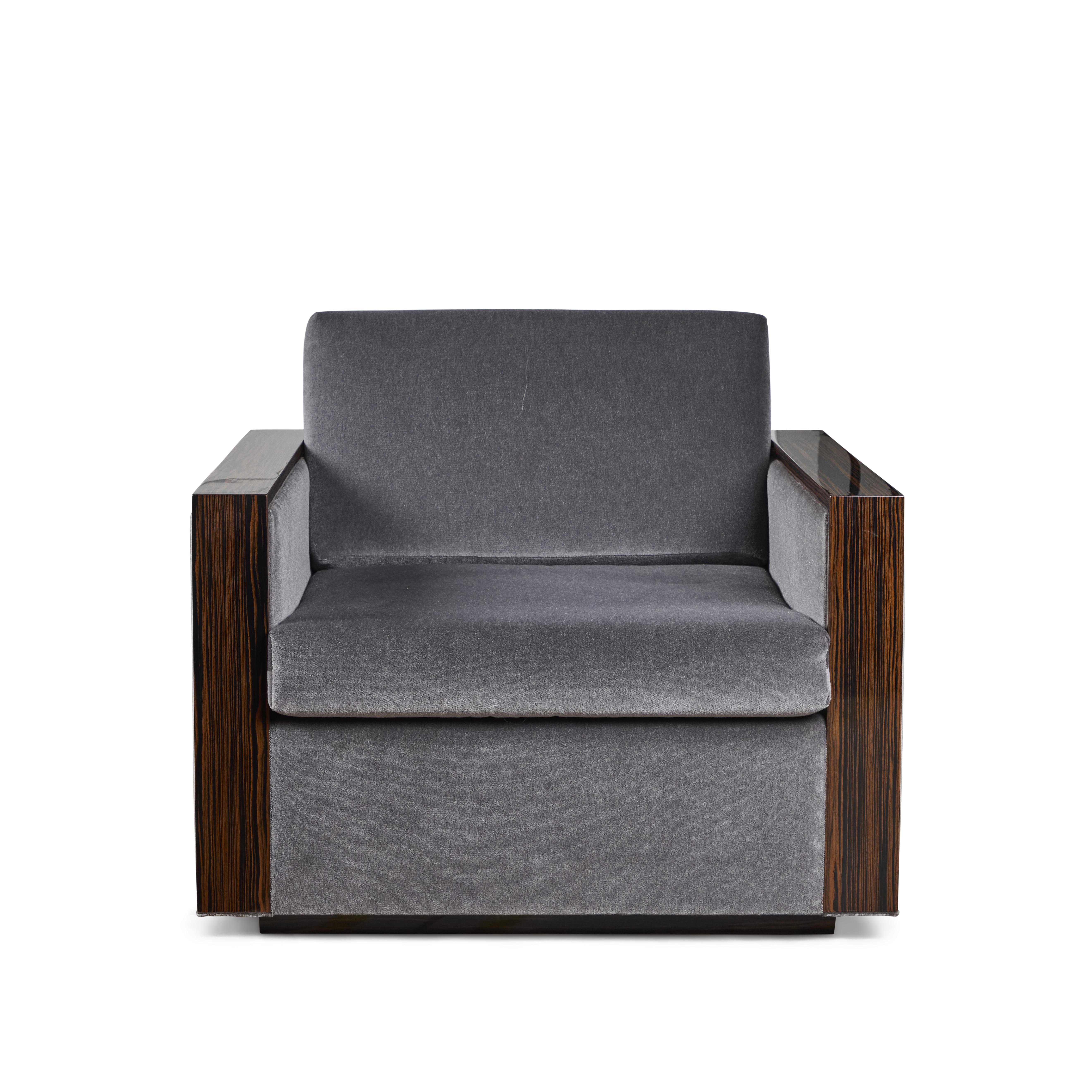 Ein individuell gestaltetes Paar von Art Deco inspirierter Loungesessel.  Die Stuhlrahmen sind aus hochglänzendem Makassar-Ebenholz gefertigt und mit einem hochwertigen Glant-Mohair-Stoff in Anthrazit gepolstert.