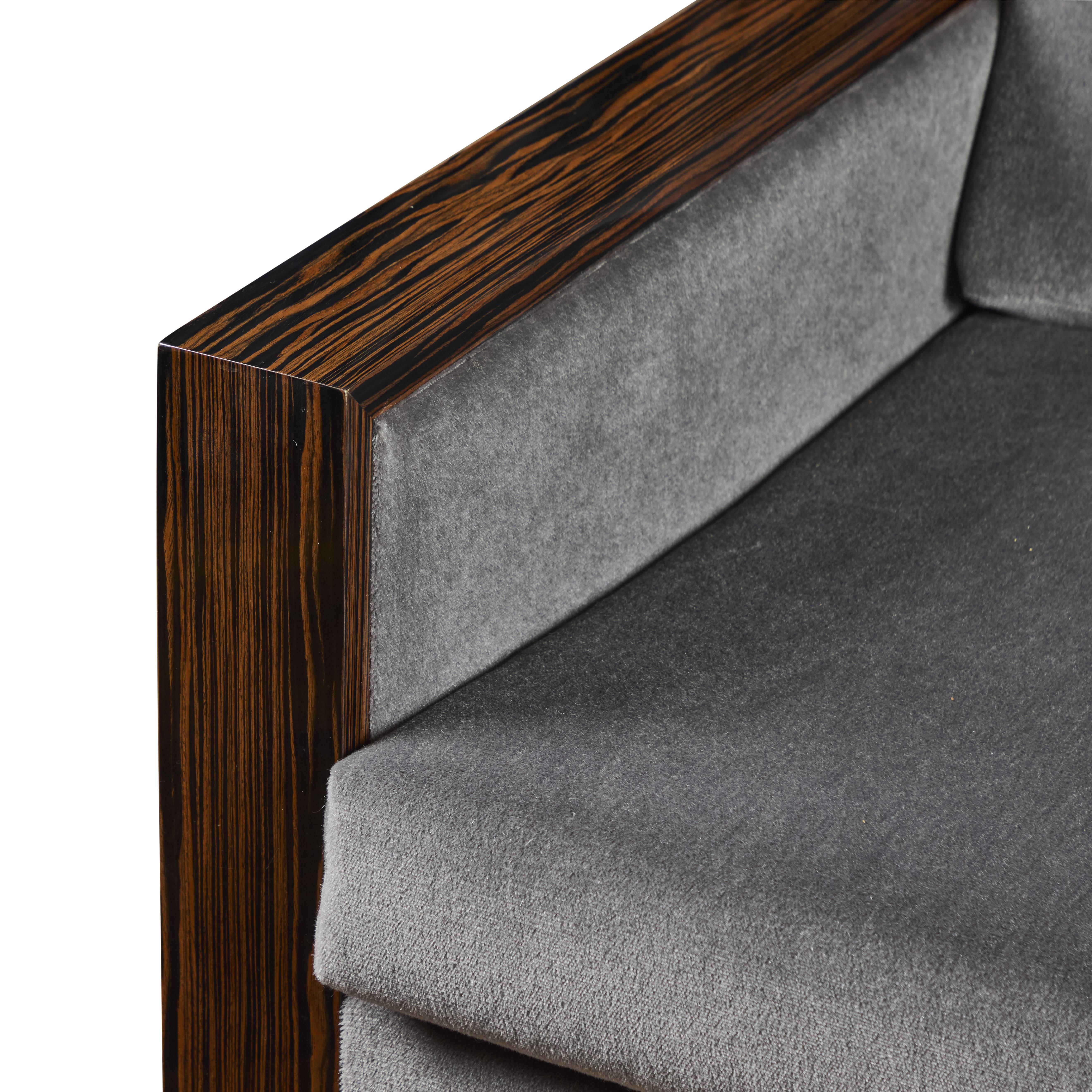 Paar Custom Lounge Stühle aus Makassar-Ebenholz und Mohair im Angebot 1