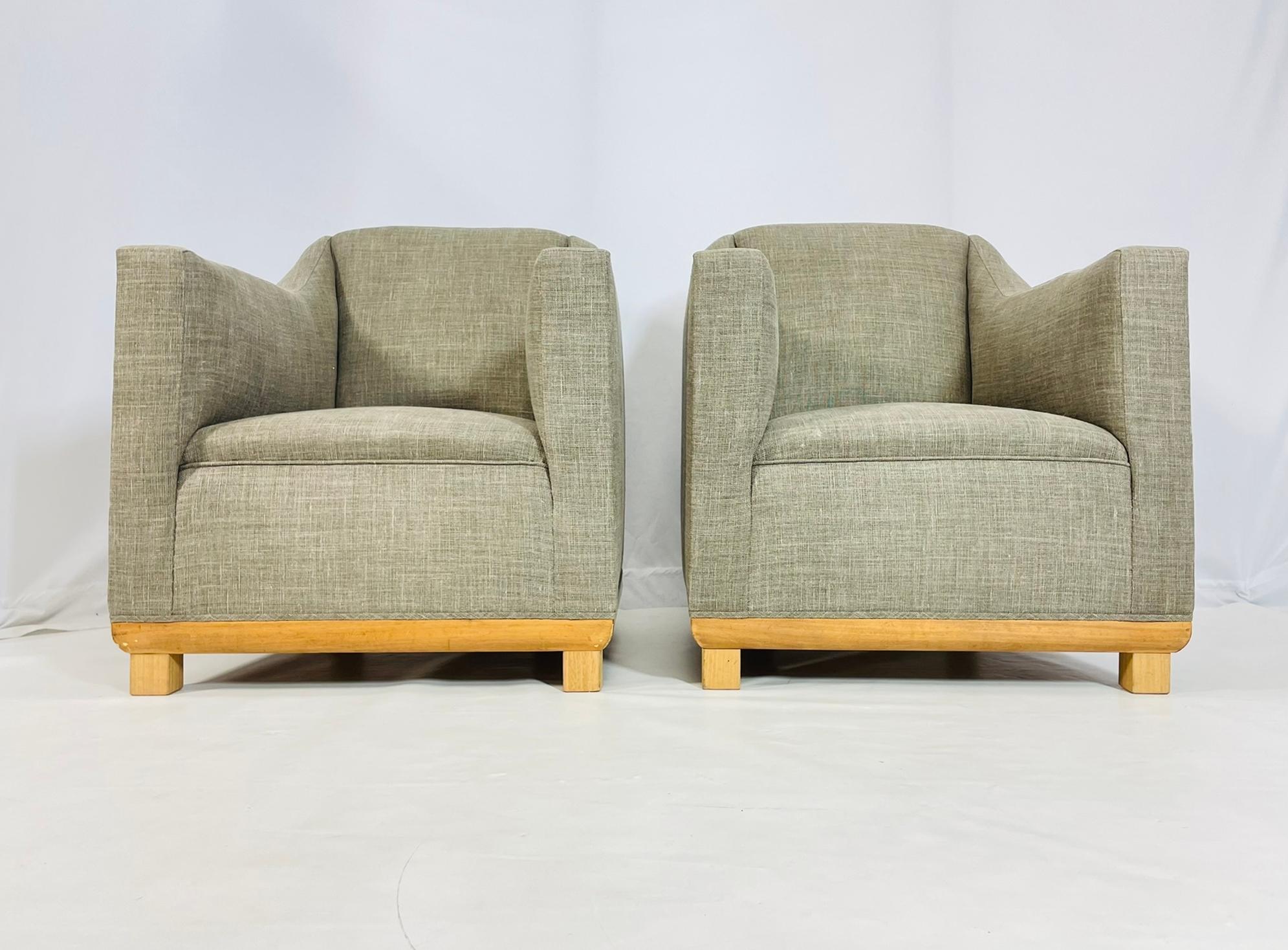 Magnifique paire de grandes chaises de salon conçues et fabriquées à Los Angeles en Californie.
Les chaises sont vintage, fabriquées dans les années 1950 ou plus tôt, comme en témoigne la façon dont elles sont construites.

Les chaises sont