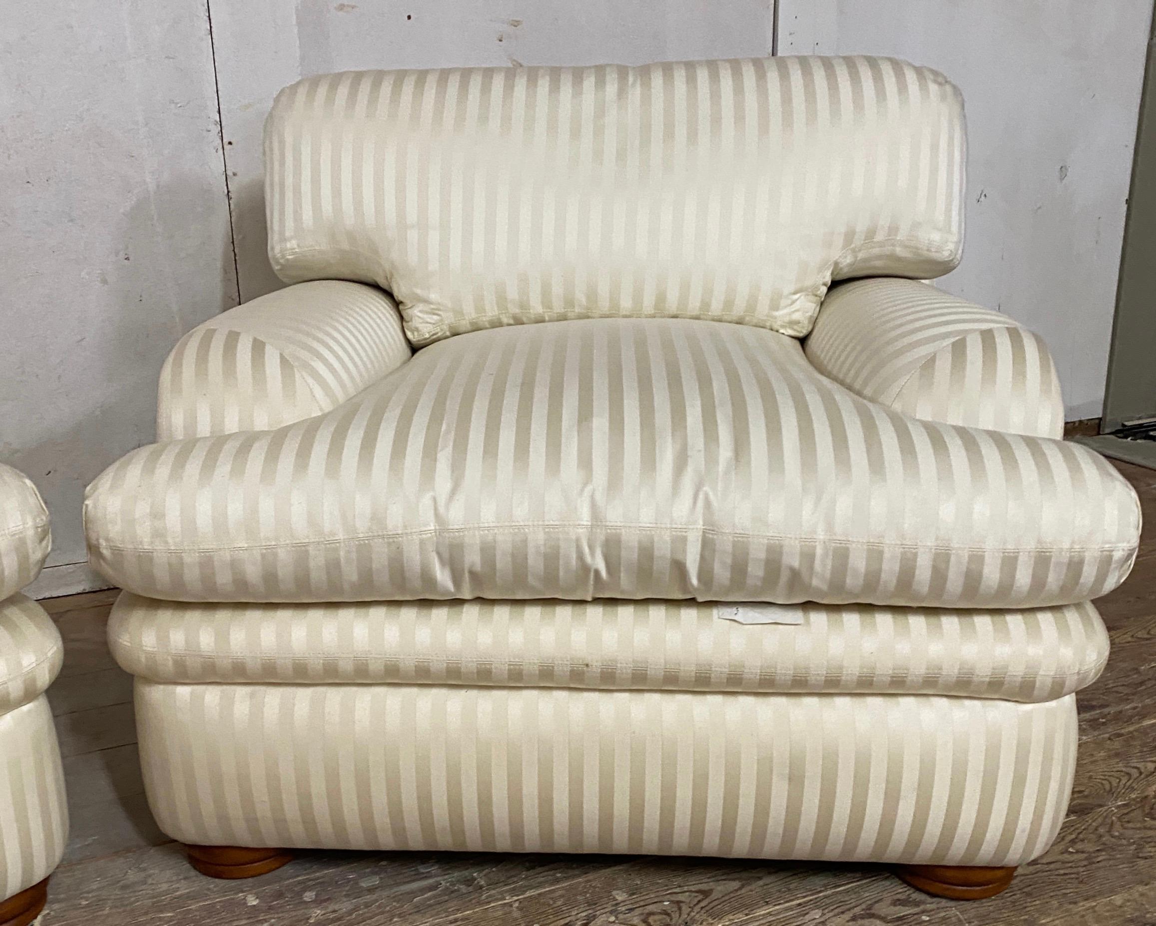 Paar Custom Lounging Club Chairs (Ende des 20. Jahrhunderts) im Angebot