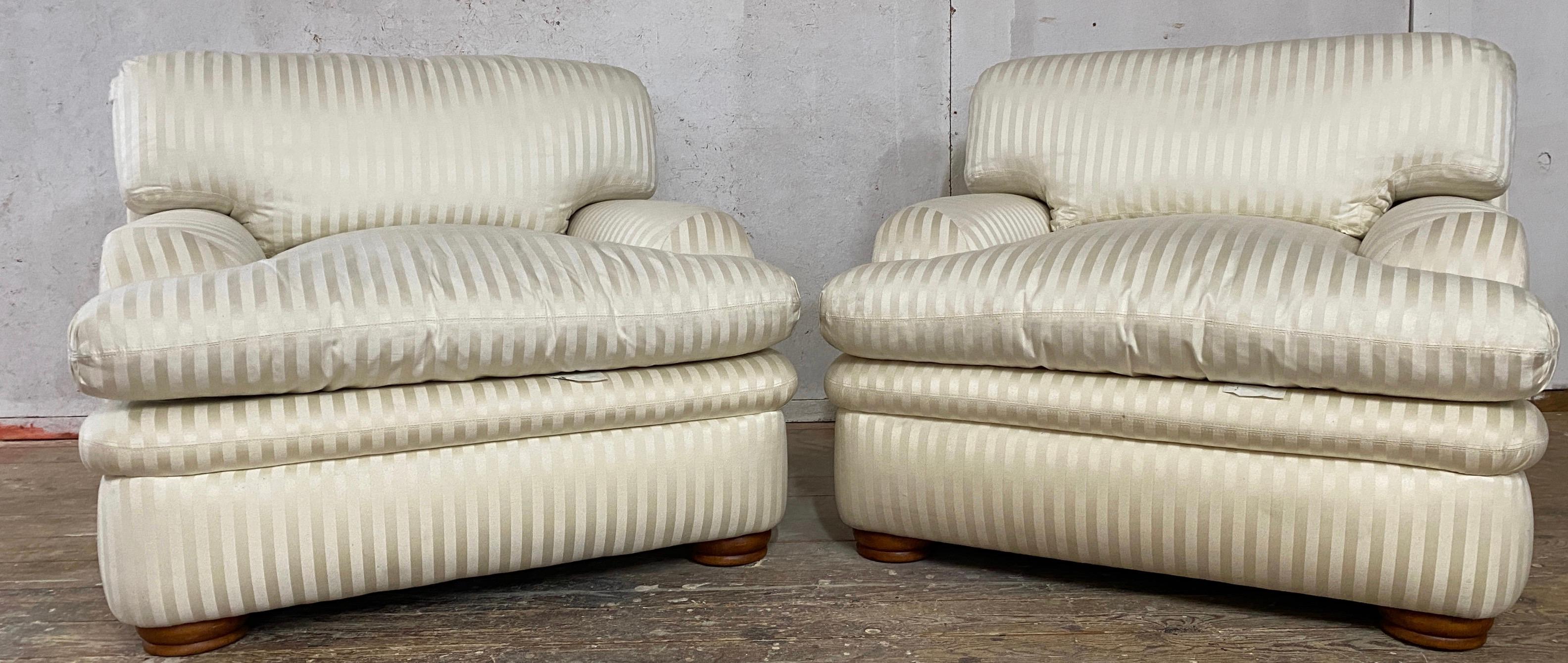 Paar Custom Lounging Club Chairs (Seide) im Angebot