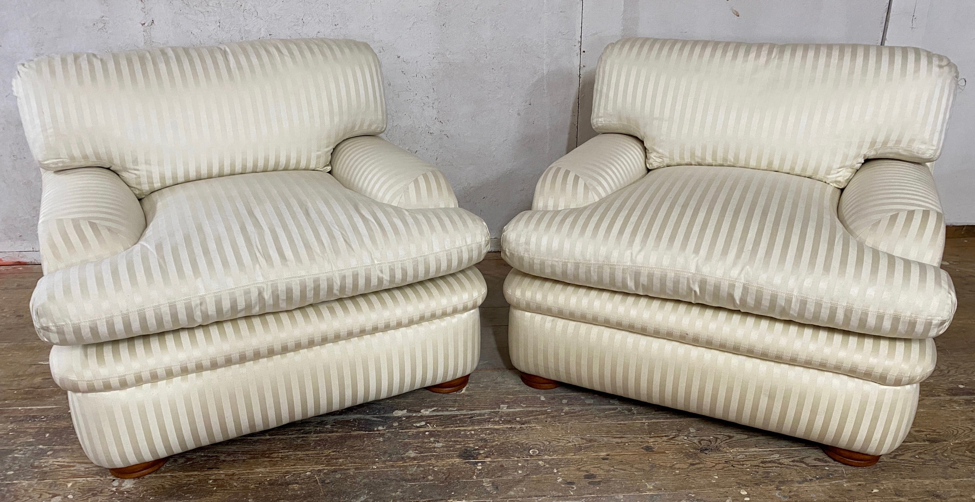 Paar Custom Lounging Club Chairs im Angebot 1