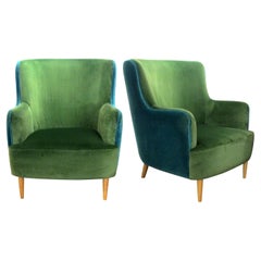 Paire de fauteuils sur mesure tapissés en tissu de velours vert et turquoise
