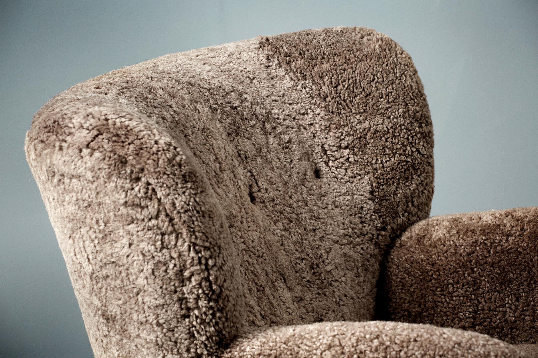 Paire de chaises longues en peau de mouton marron faites sur-mesure en vente 5