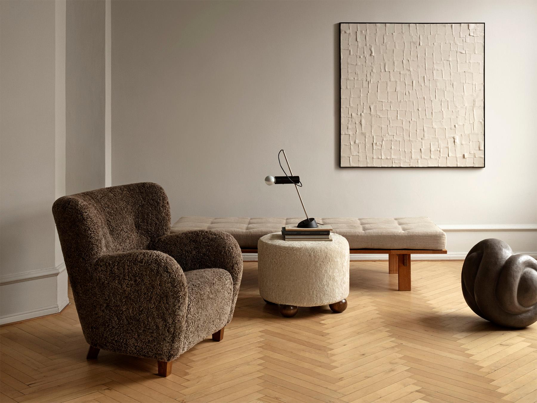Paar CUSTOM MADE Brown Sheepskin Lounge Chairs (Skandinavische Moderne) im Angebot