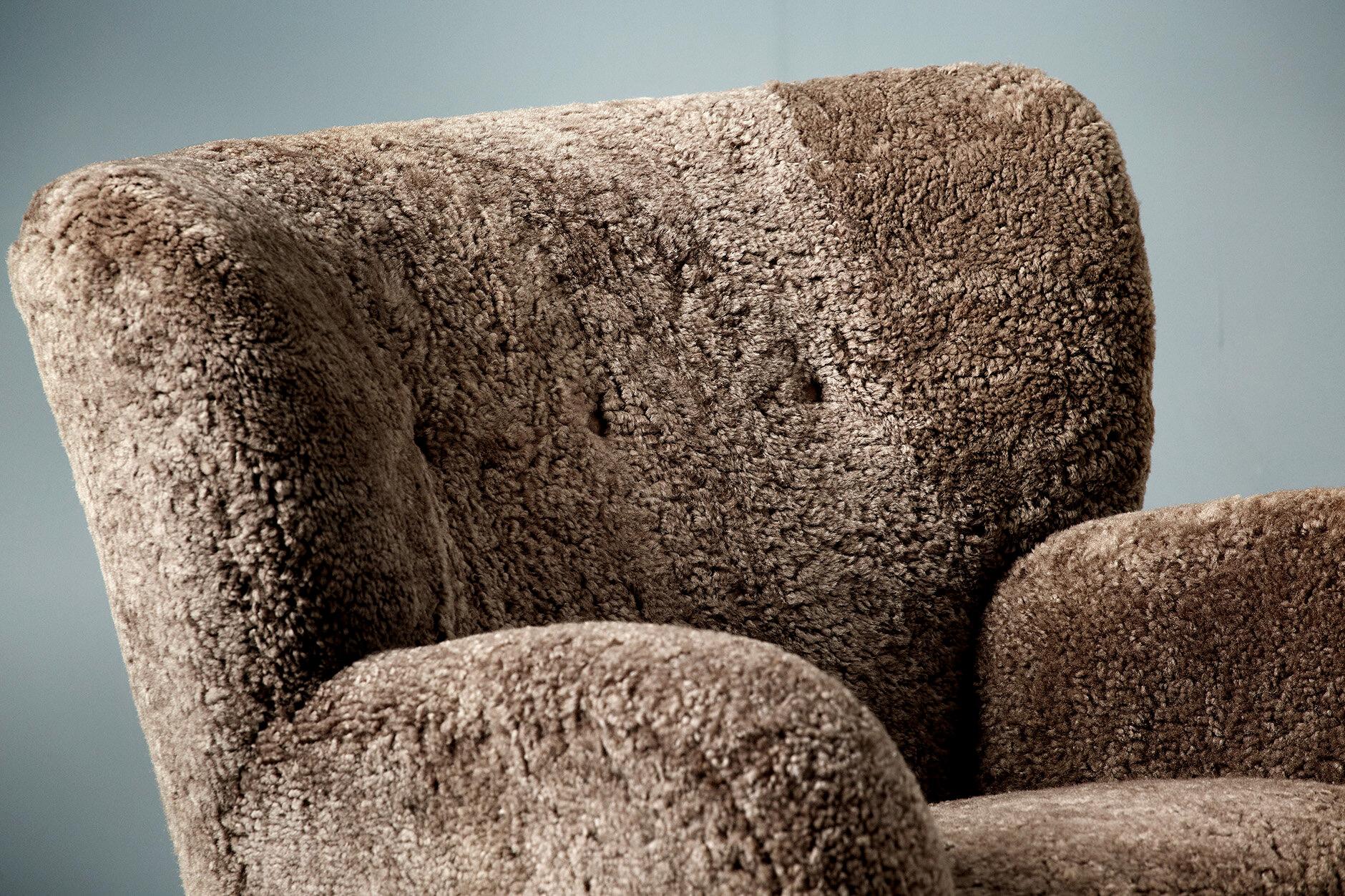 Paire de chaises longues en peau de mouton marron faites sur-mesure en vente 3