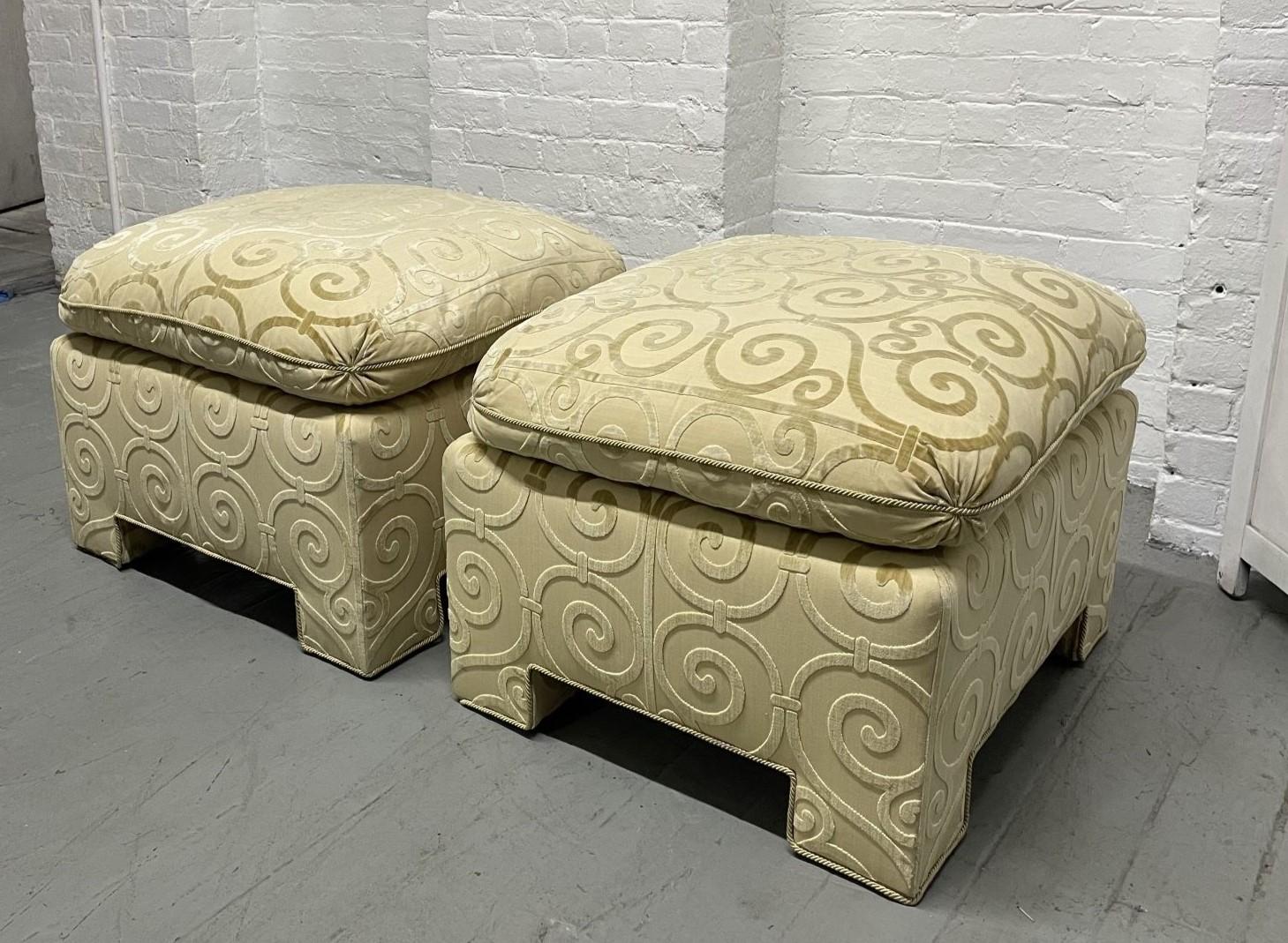 Paire d'ottomans en velours damassé faits sur mesure avec des coussins remplis de duvet.