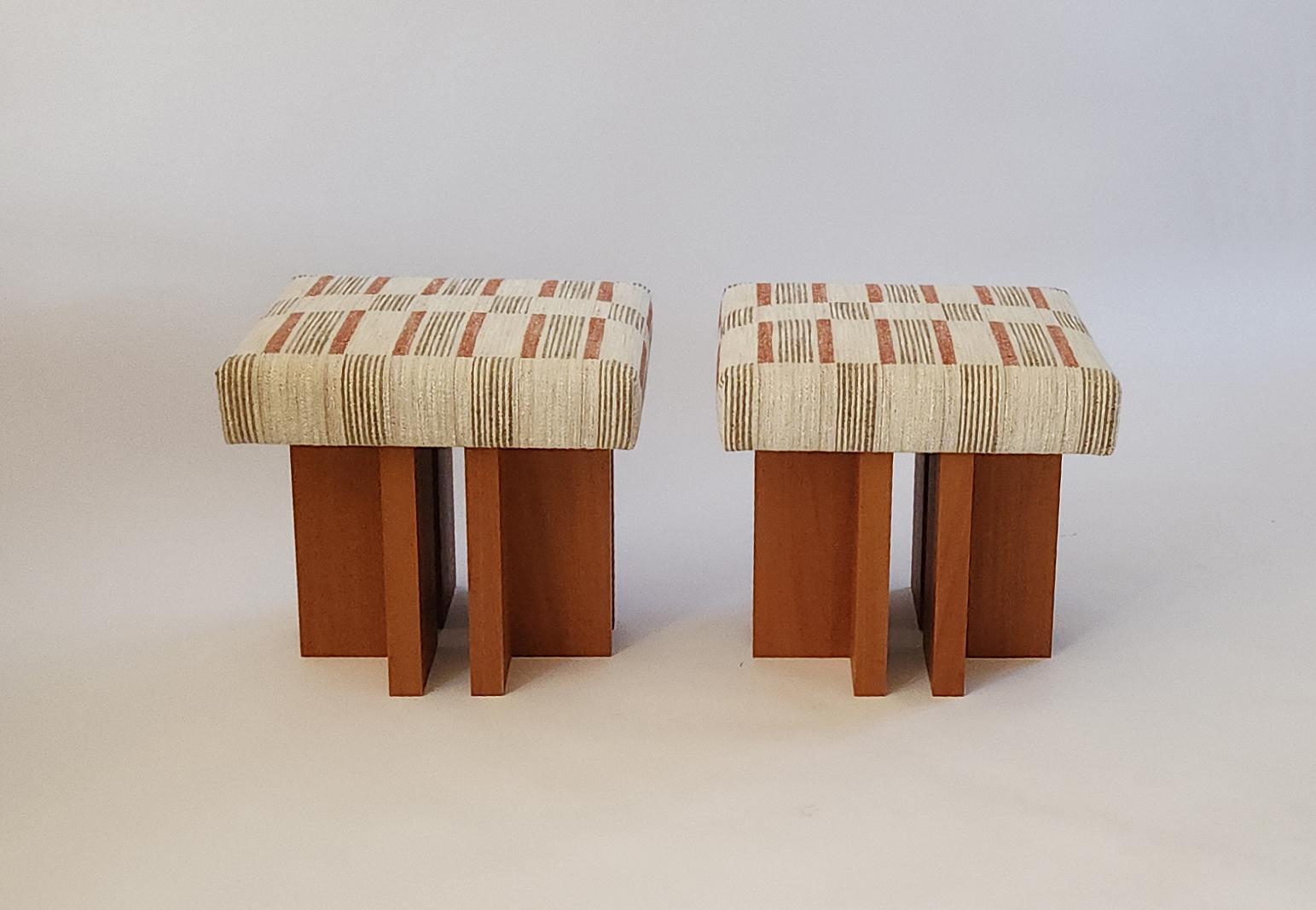 Moderne Paire de poufs Gueridon faits sur mesure, CUSTOM MADE, Made in USA. en vente