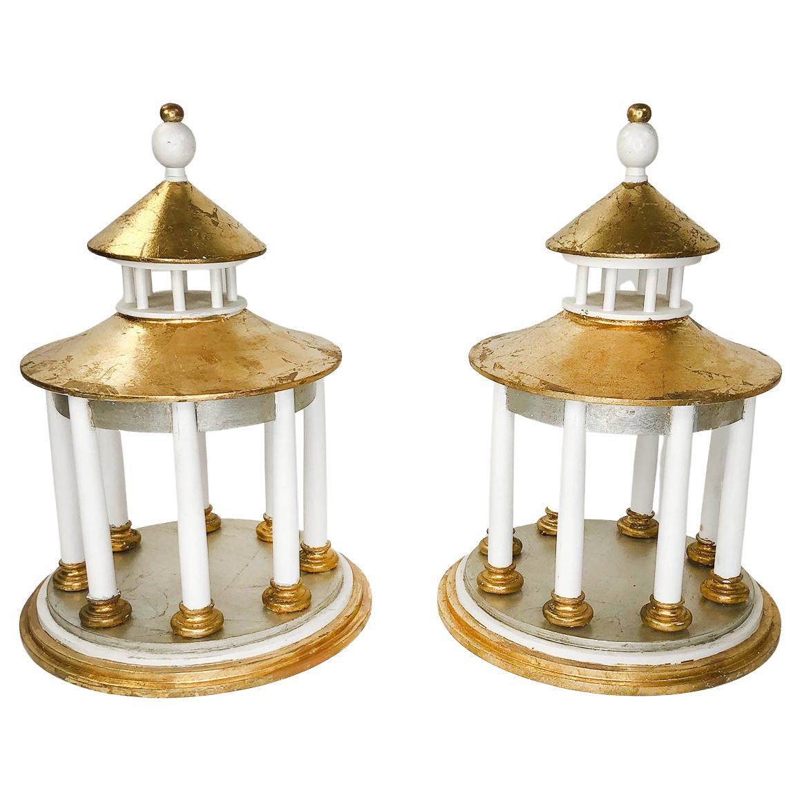 Paire de modèles de pagodes classiques dorées à la main et fabriquées sur mesure