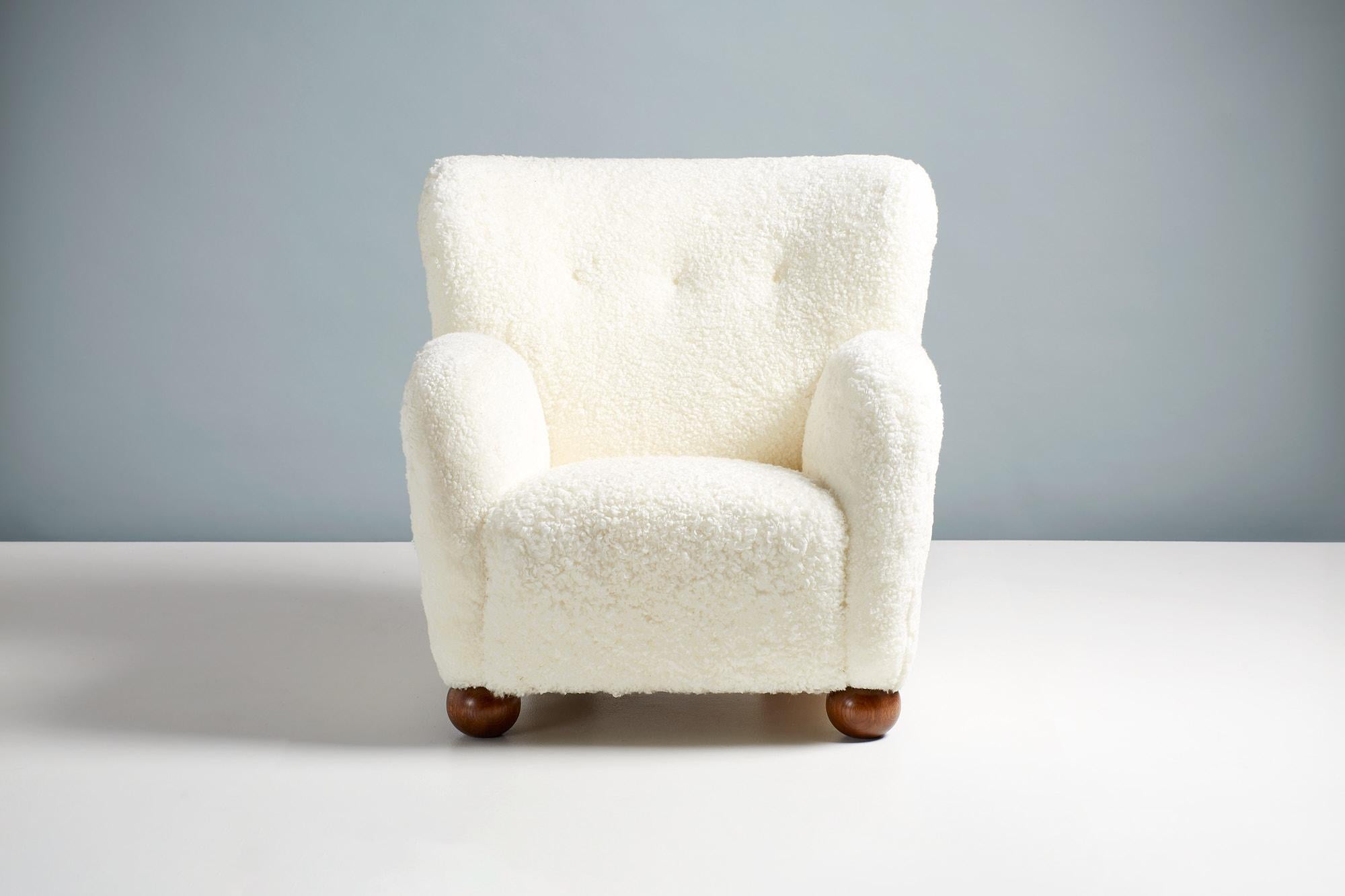 Dagmar design

KARU lounge chair

A pair of custom-made lounge chairs developed & produced at our workshops in London using the highest quality materials. These examples are upholstered in ‘Off-White’ shearling with custom solid fumed oak ball