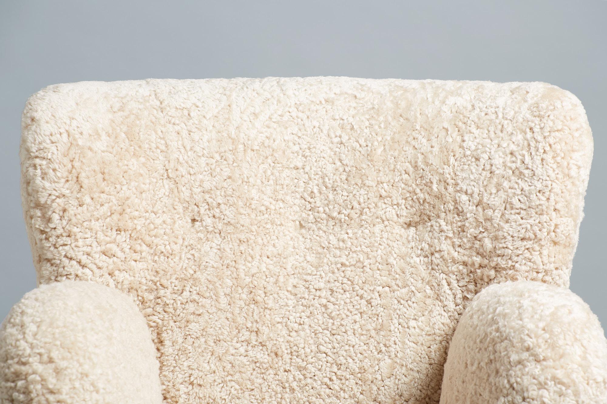 Danois Paire de fauteuils en peau de mouton Karu fabriqués sur mesure en vente