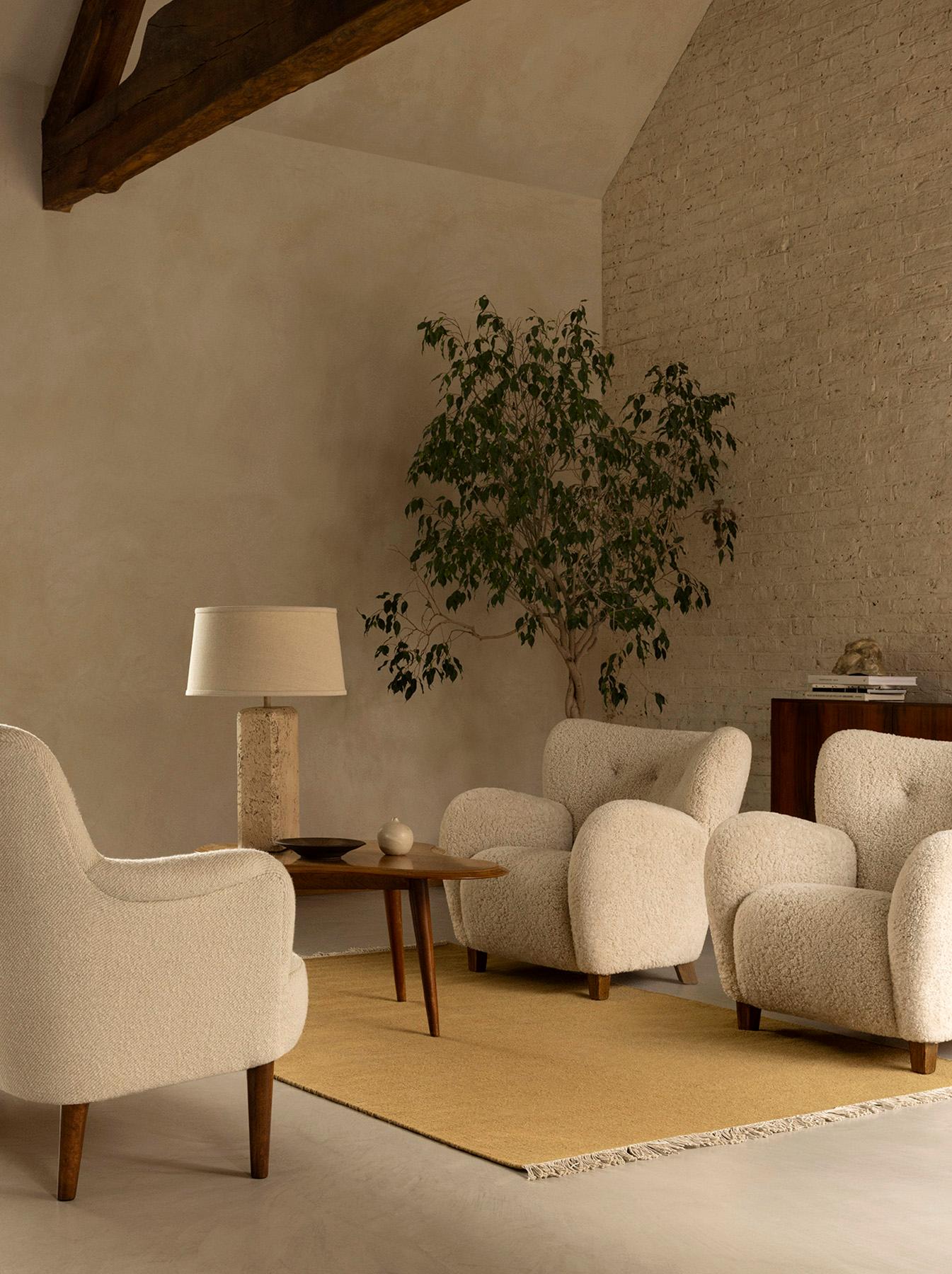 Pareja de sillones de piel de oveja Karu hechos a medida Escandinavo moderno en venta
