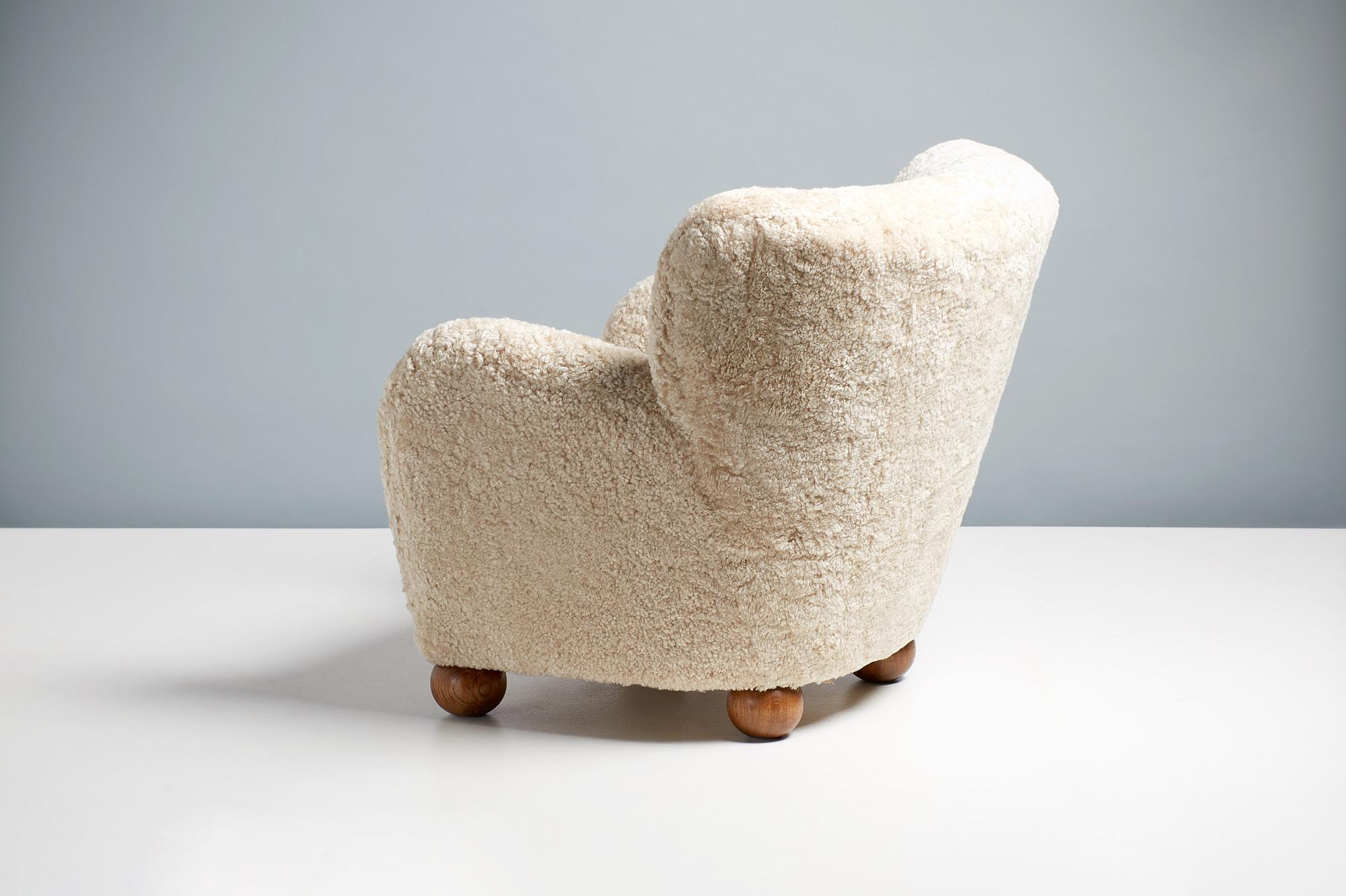 Paire de fauteuils en peau de mouton Karu fabriqués sur mesure Neuf - En vente à London, GB