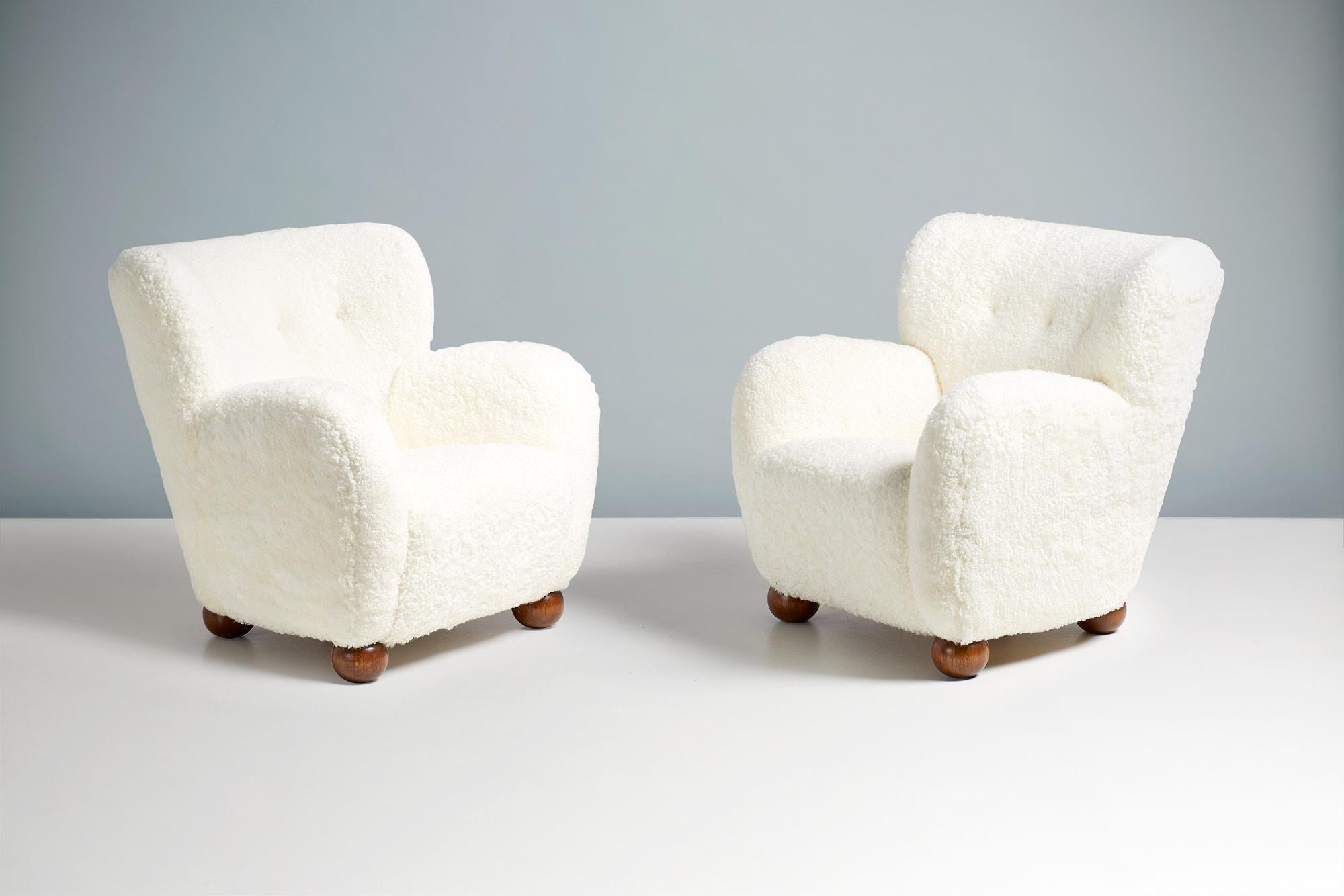 Pair of Custom Made Karu Sheepskin Armchairs In New Condition For Sale In London, GB