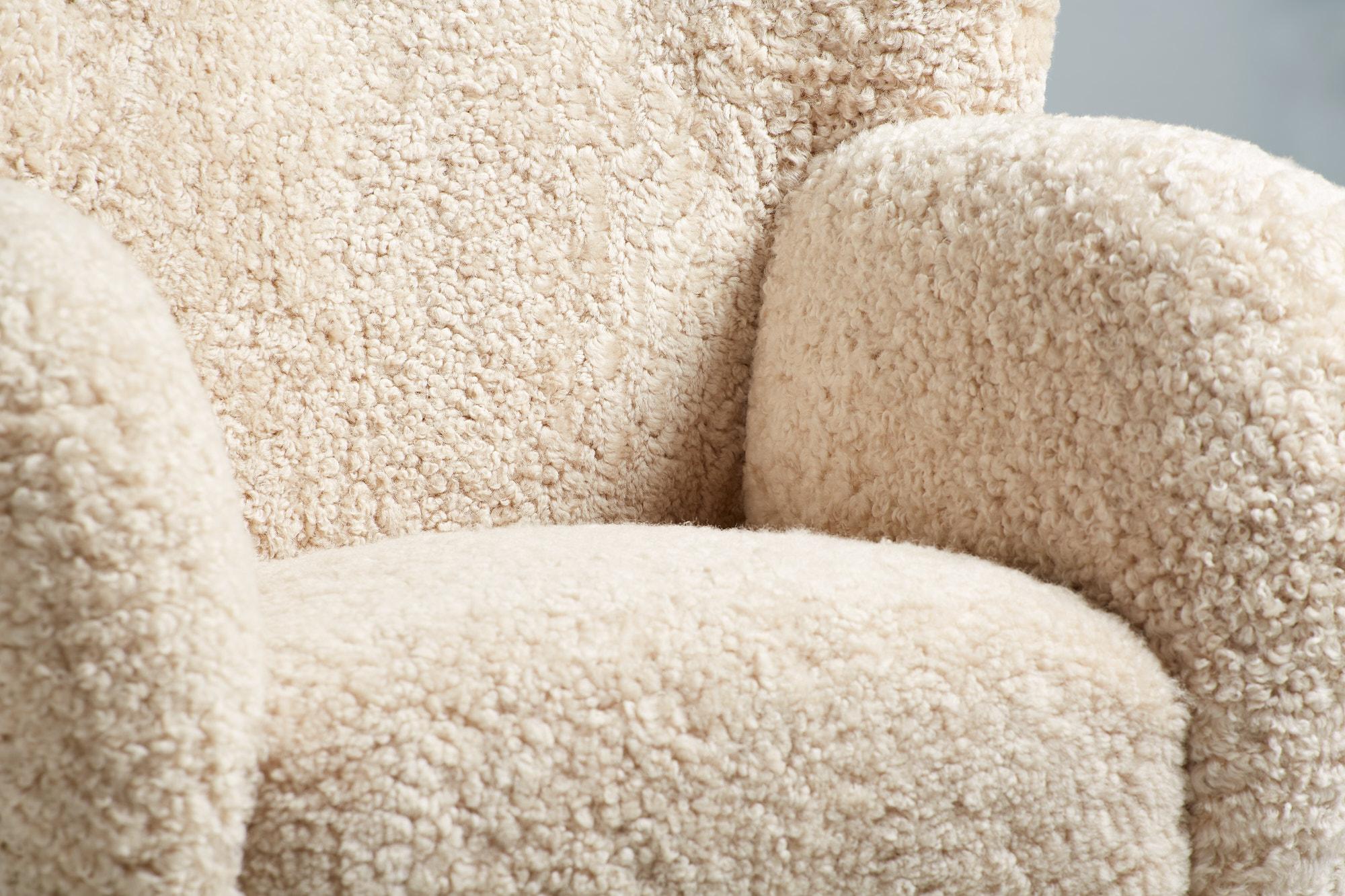 XXIe siècle et contemporain Paire de fauteuils en peau de mouton Karu fabriqués sur mesure en vente