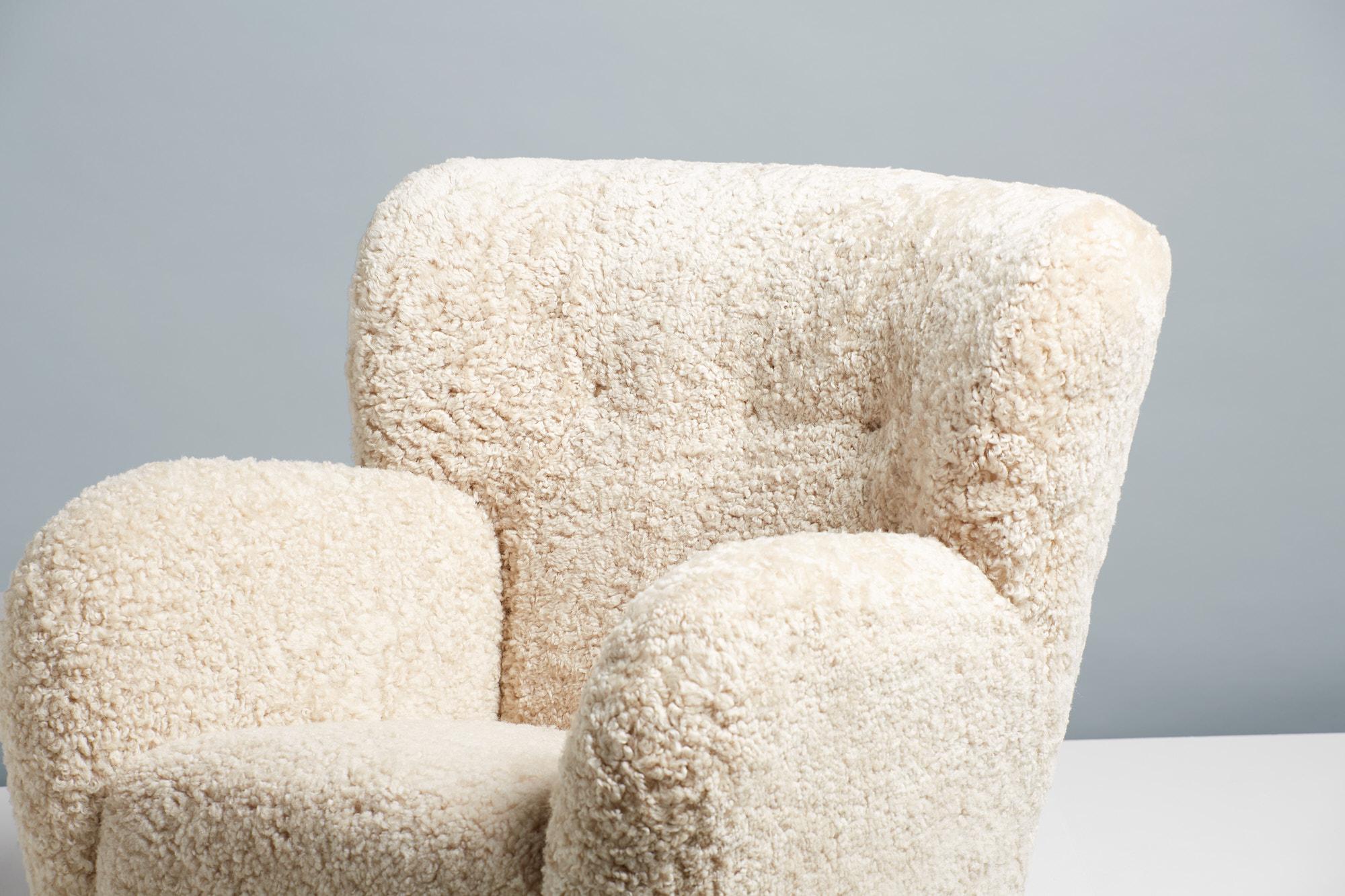Paire de fauteuils en peau de mouton Karu fabriqués sur mesure en vente 2