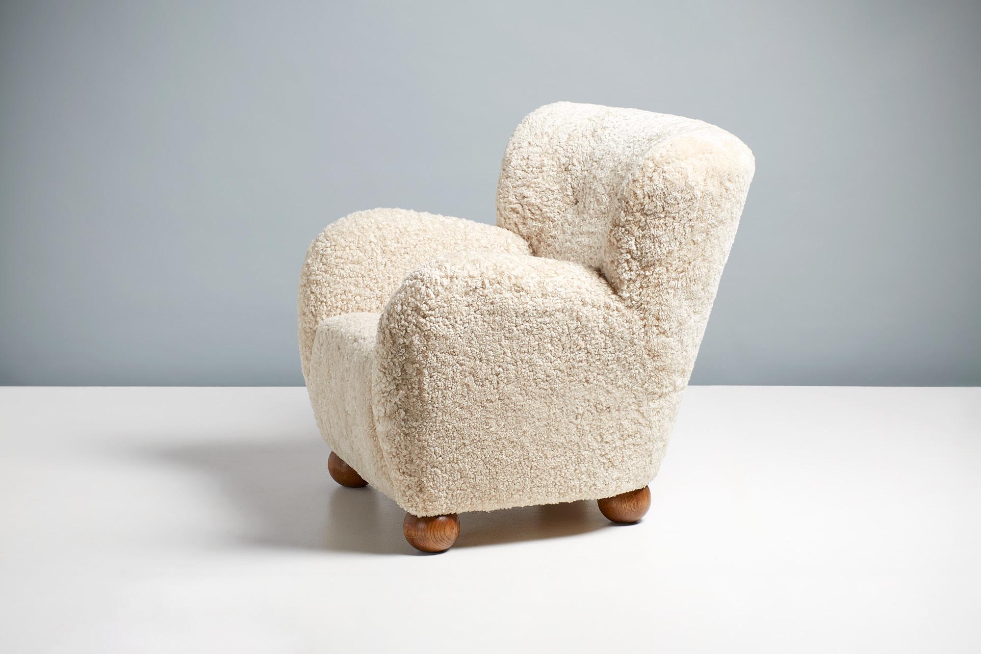 Paire de fauteuils en peau de mouton Karu fabriqués sur mesure en vente 3